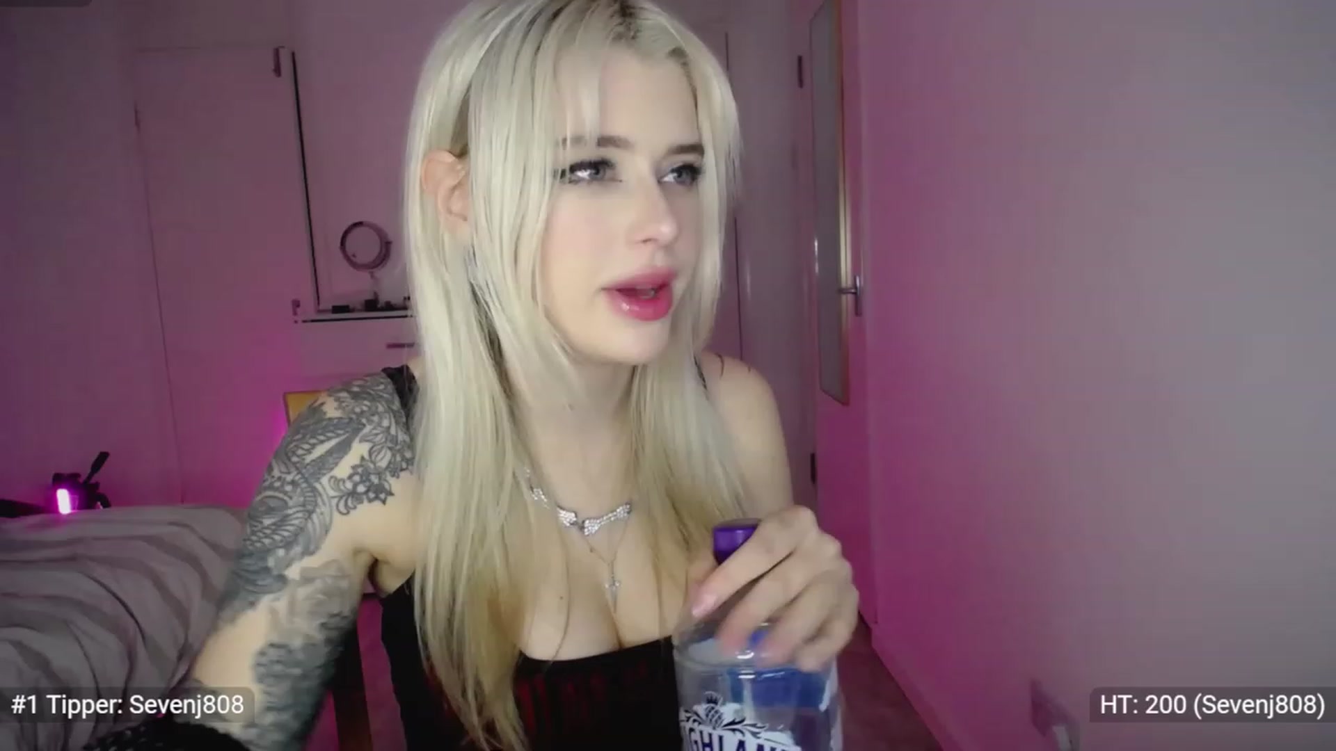 Gallery image thumbnail from Elsie_Marina's myfreecams stream on, 11/19/2022, 03:11 image 9 of 20