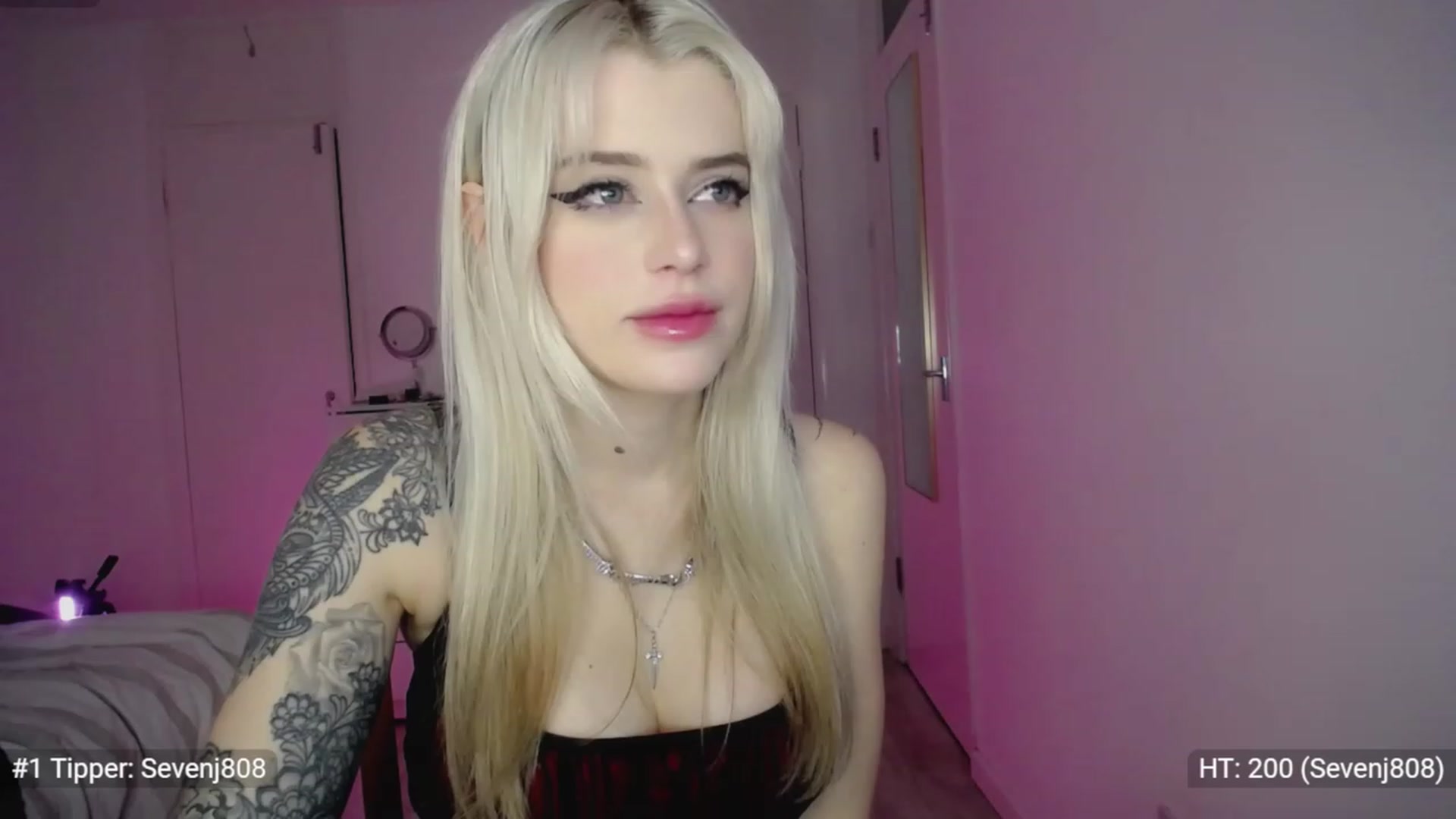 Gallery image thumbnail from Elsie_Marina's myfreecams stream on, 11/19/2022, 03:11 image 15 of 20