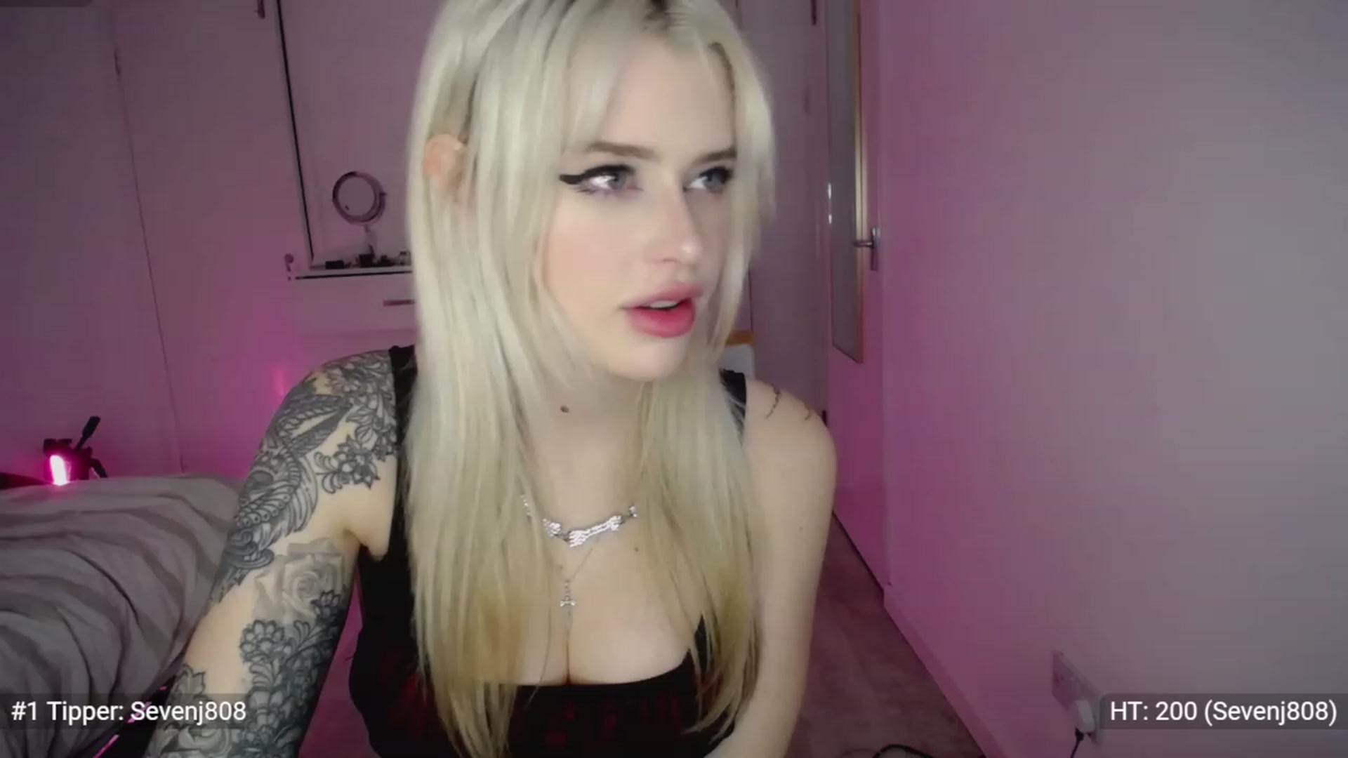 Gallery image thumbnail from Elsie_Marina's myfreecams stream on, 11/19/2022, 03:11 image 6 of 20