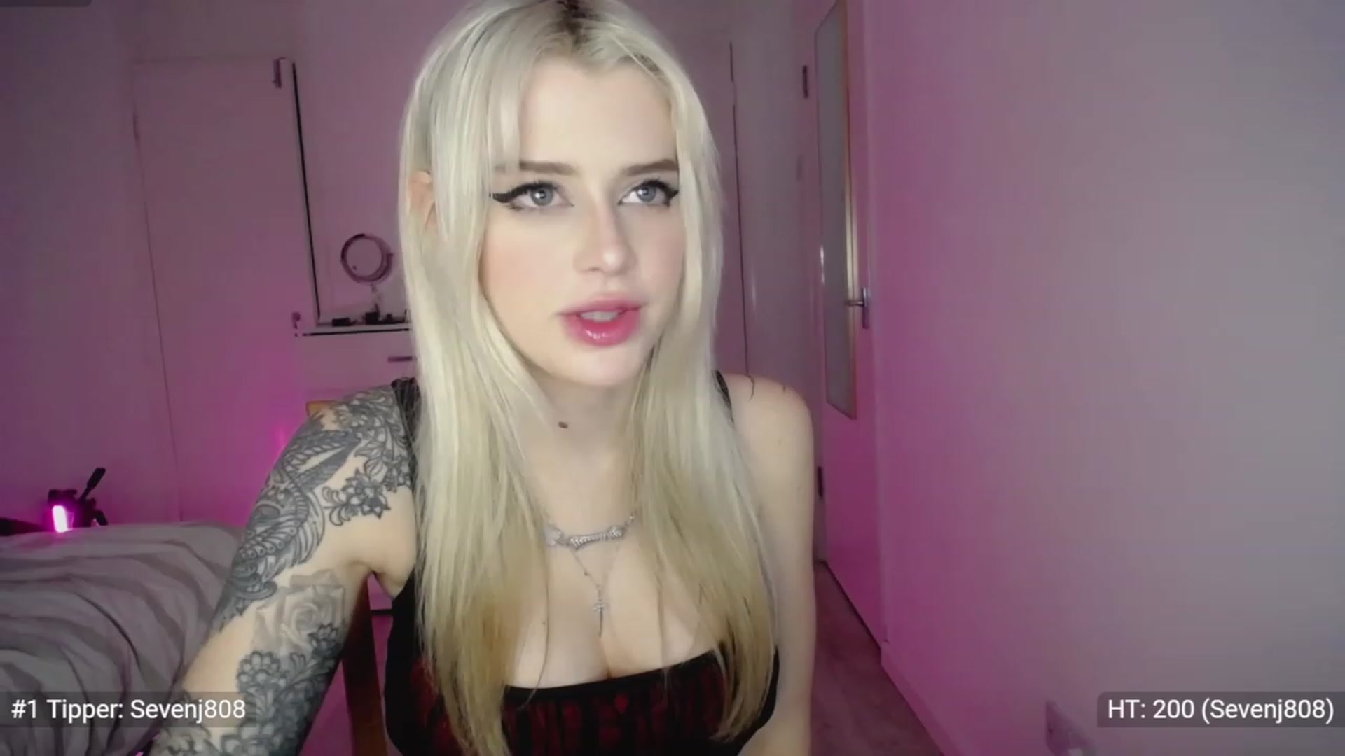 Gallery image thumbnail from Elsie_Marina's myfreecams stream on, 11/19/2022, 03:11 image 8 of 20