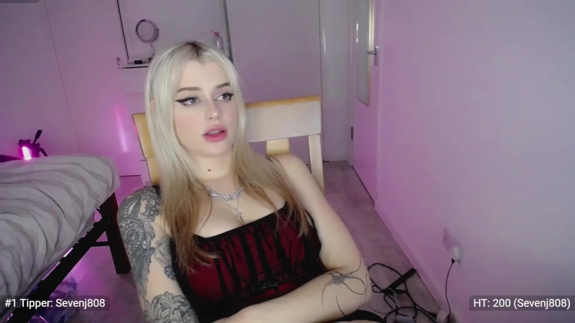 Gallery image thumbnail from Elsie_Marina's myfreecams stream on, 11/19/2022, 03:11 image 3 of 20