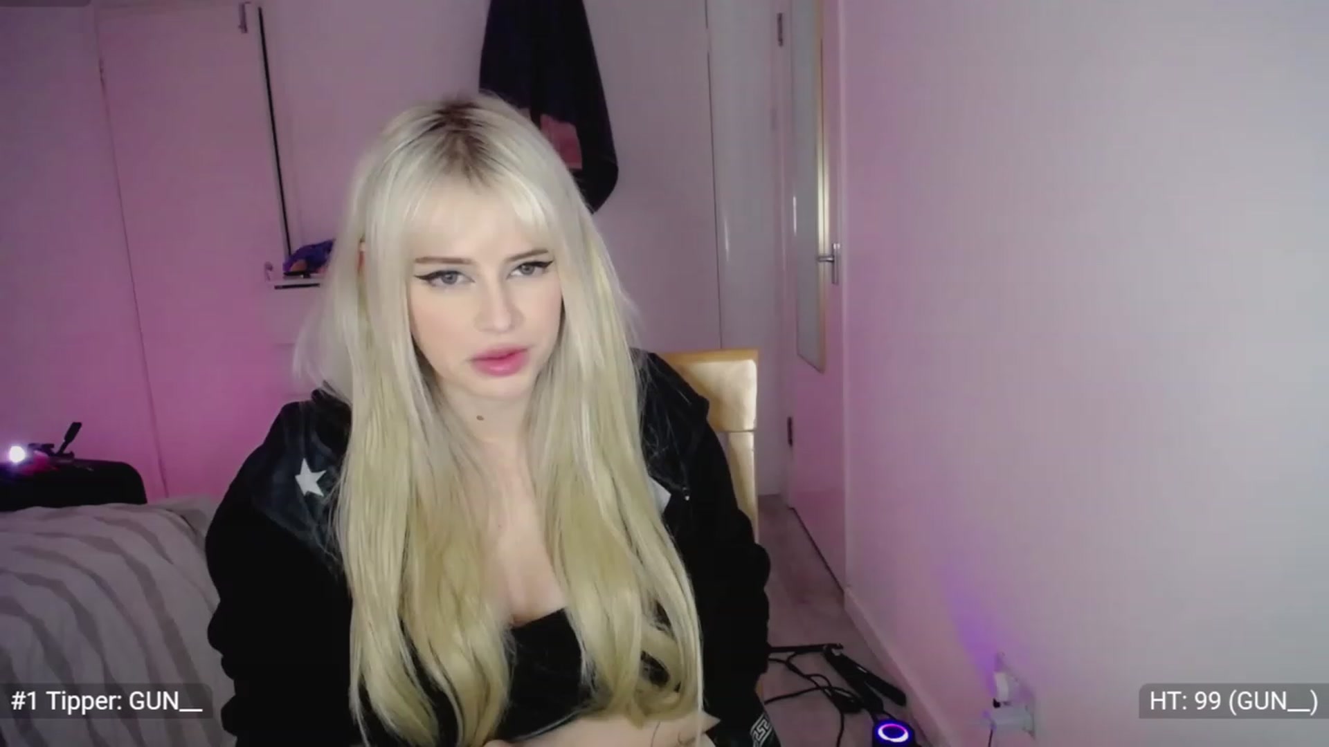 Gallery image thumbnail from Elsie_Marina's myfreecams stream on, 11/22/2022, 24:43 image 15 of 20