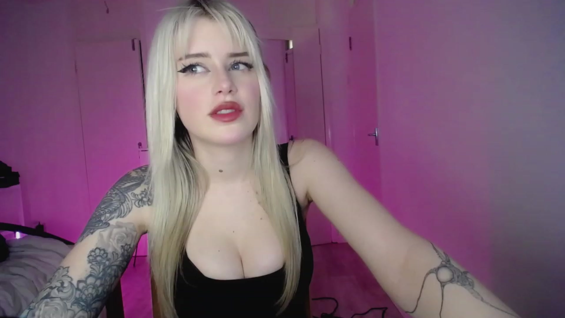 Gallery image thumbnail from Elsie_Marina's myfreecams stream on, 03/10/2023, 24:51 image 7 of 20