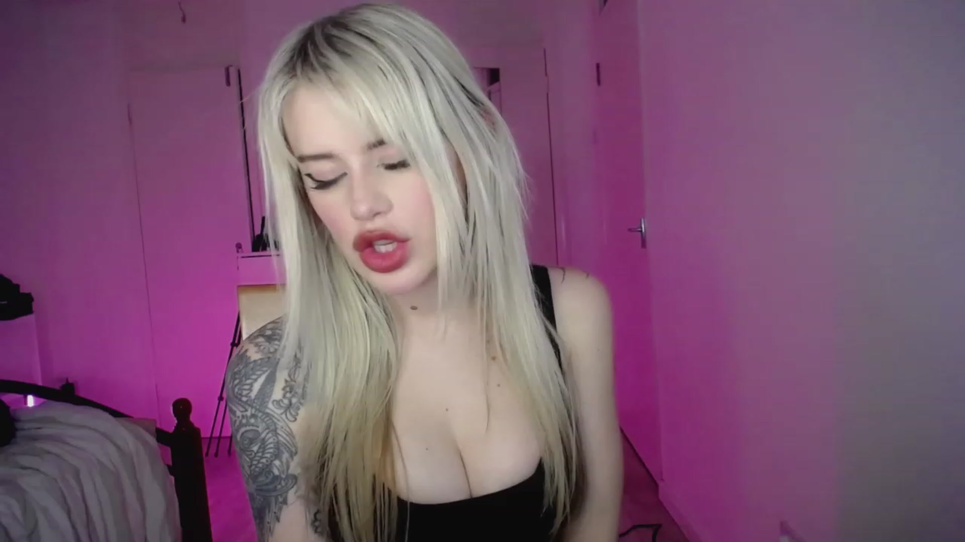 Gallery image thumbnail from Elsie_Marina's myfreecams stream on, 03/10/2023, 24:51 image 1 of 20
