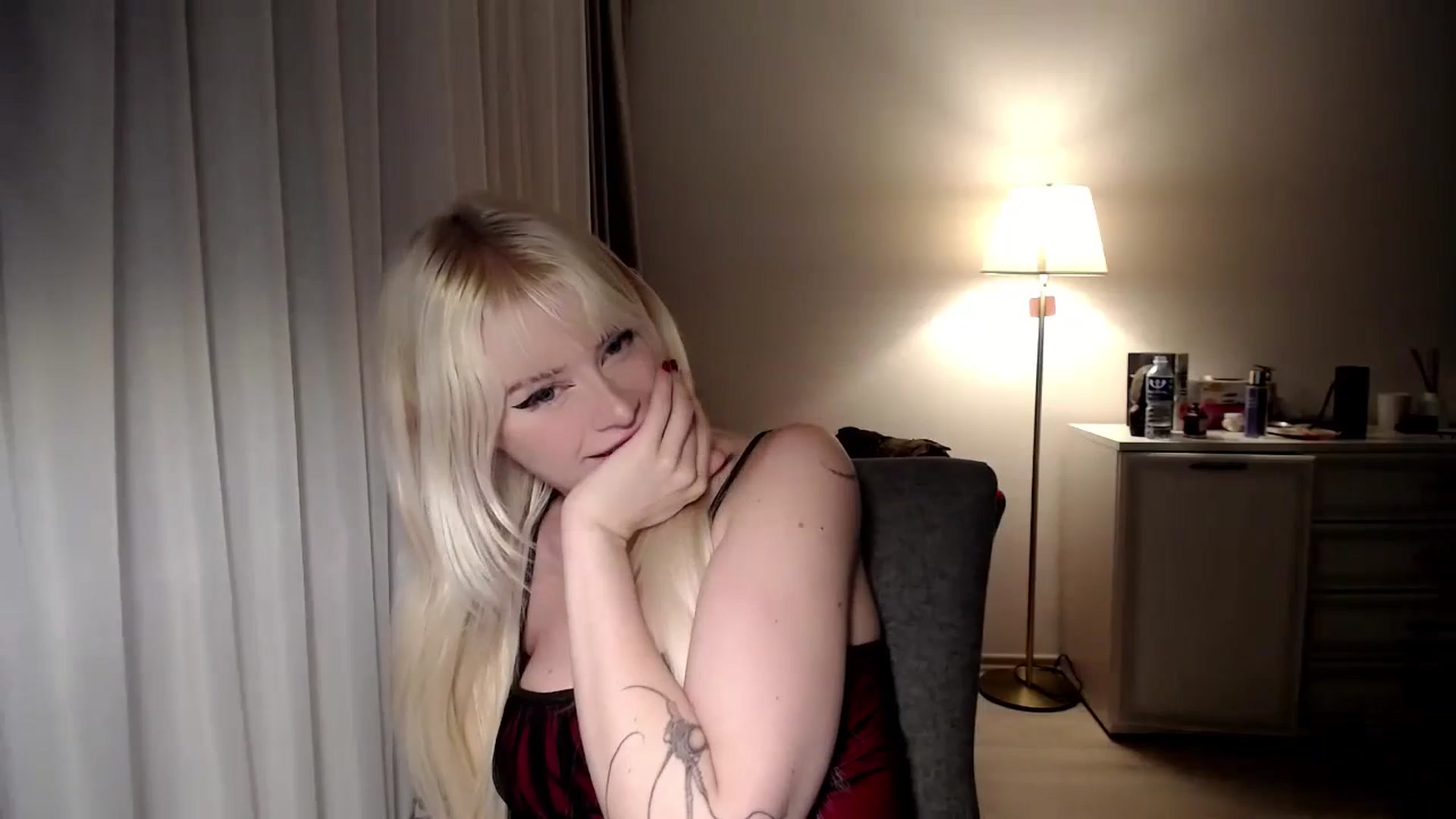 Gallery image thumbnail from Elsie_Marina's myfreecams stream on, 07/03/2023, 21:13 image 3 of 20