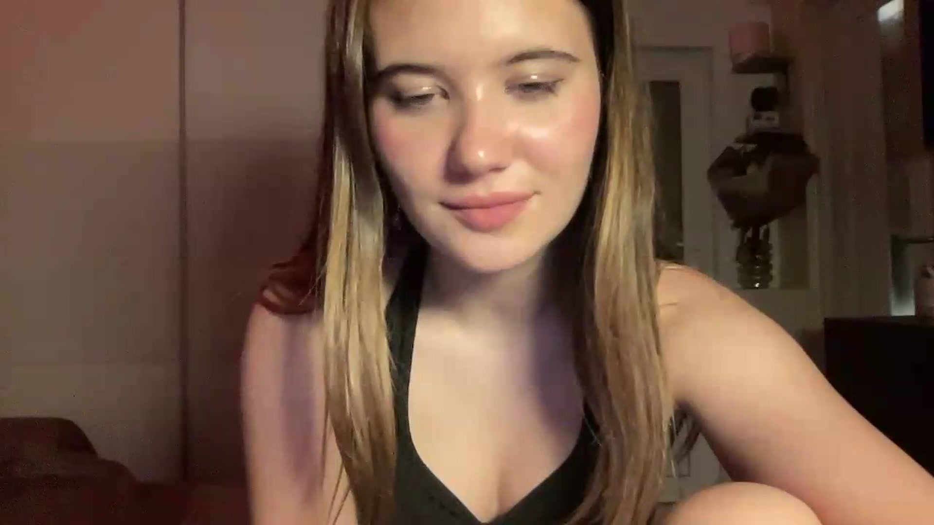 Gallery image thumbnail from Elvira's myfreecams stream on, 06/30/2026, 21:05 image 11 of 20
