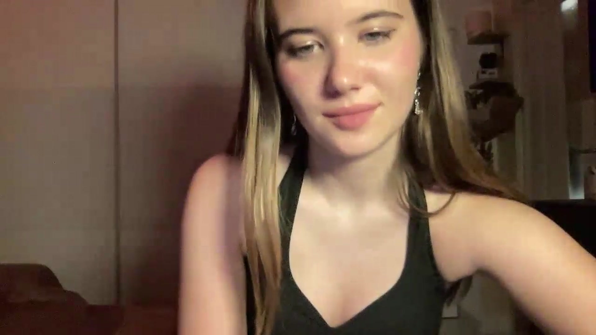 Gallery image thumbnail from Elvira's myfreecams stream on, 06/30/2026, 21:05 image 18 of 20