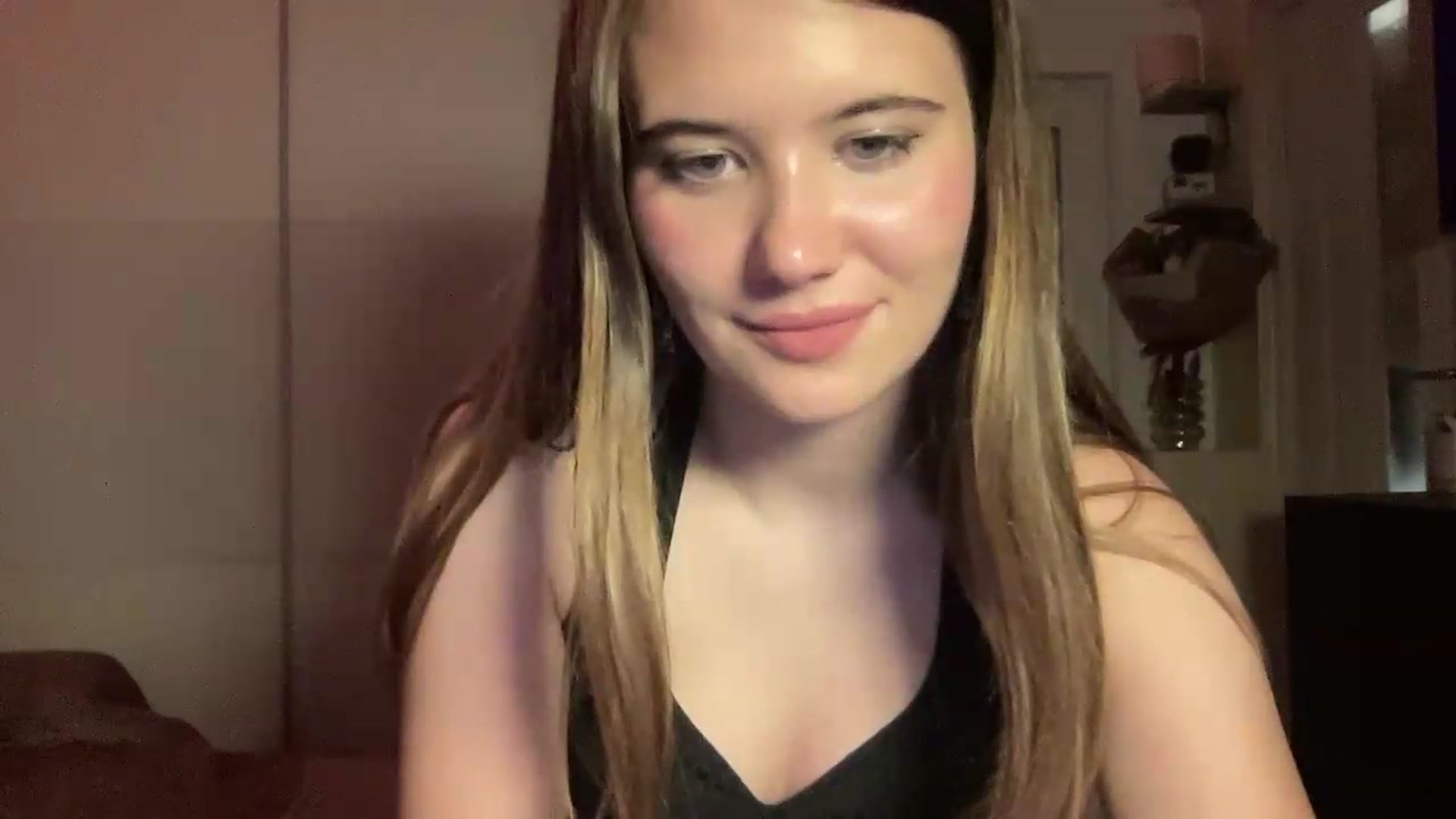 Gallery image thumbnail from Elvira's myfreecams stream on, 06/30/2026, 21:05 image 16 of 20