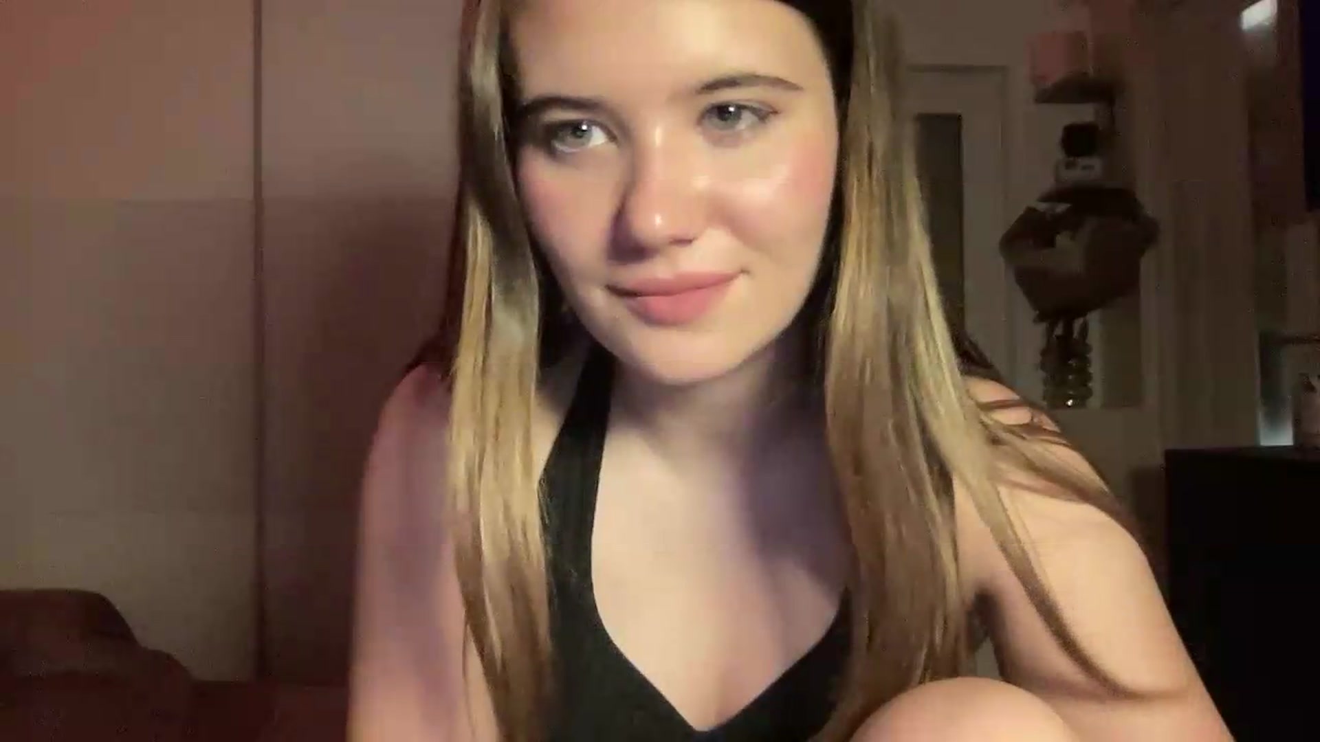 Gallery image thumbnail from Elvira's myfreecams stream on, 06/30/2026, 21:05 image 15 of 20