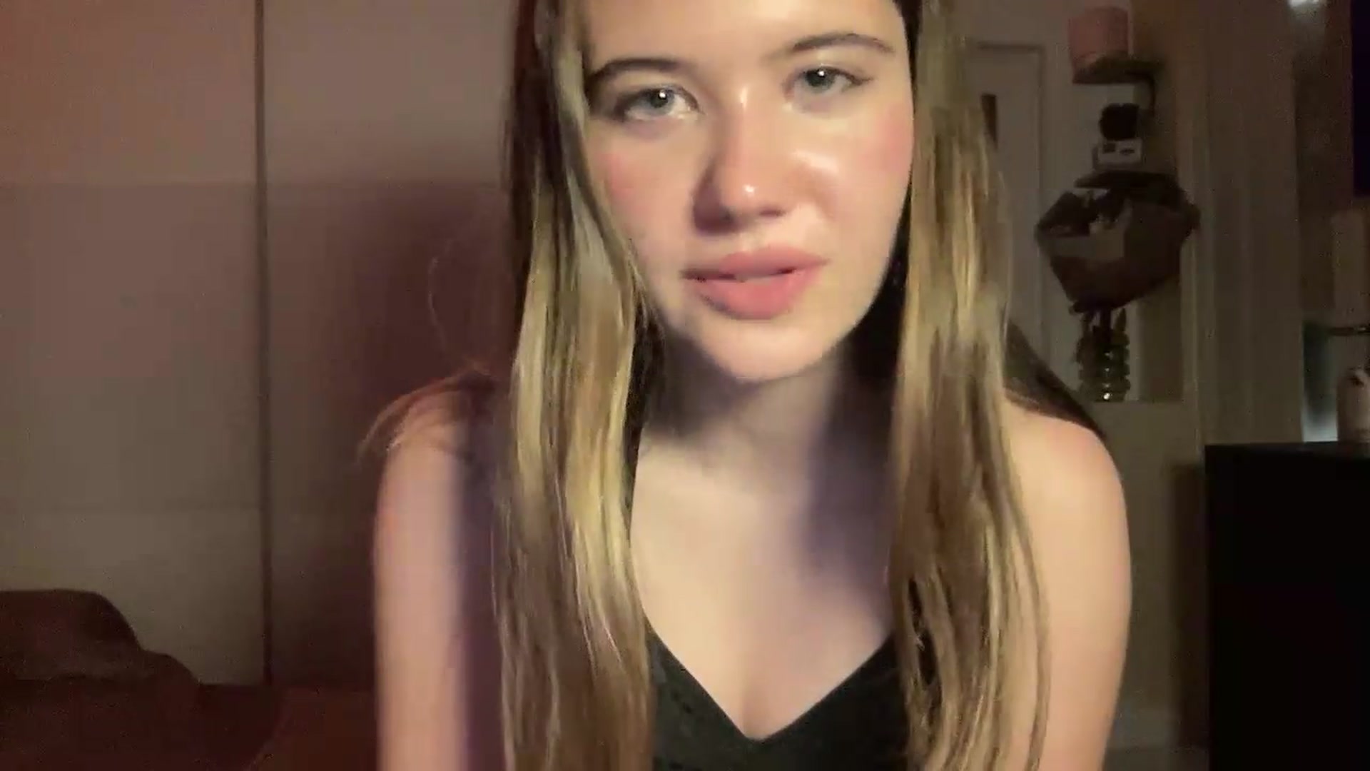 Gallery image thumbnail from Elvira's myfreecams stream on, 06/30/2026, 22:43 image 18 of 20