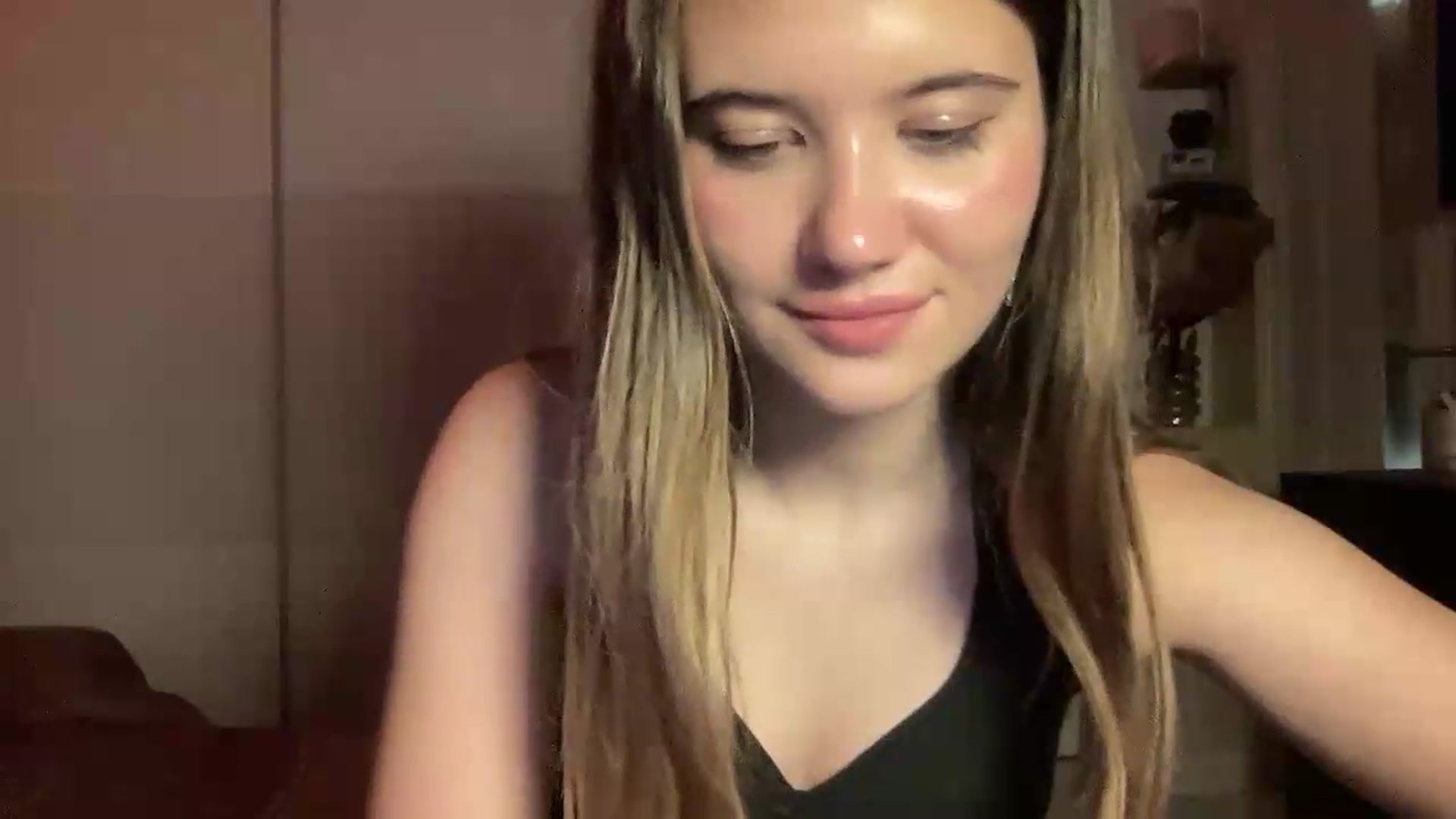 Gallery image thumbnail from Elvira's myfreecams stream on, 06/30/2026, 22:43 image 19 of 20