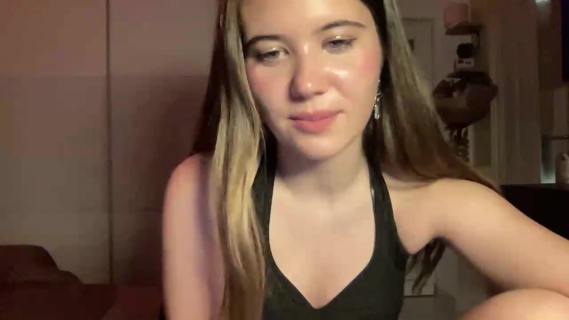 Gallery image thumbnail from Elvira's myfreecams stream on, 06/30/2026, 22:43 image 17 of 20