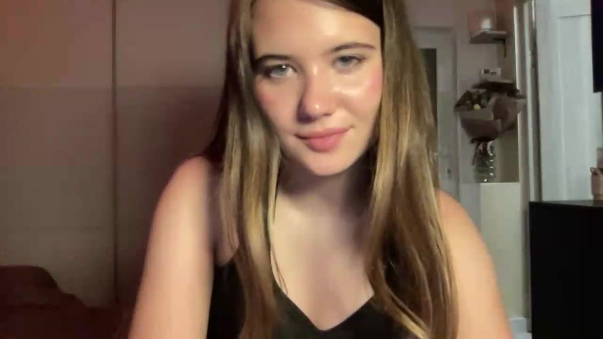 Gallery image thumbnail from Elvira's myfreecams stream on, 07/01/2026, 24:08 image 18 of 20