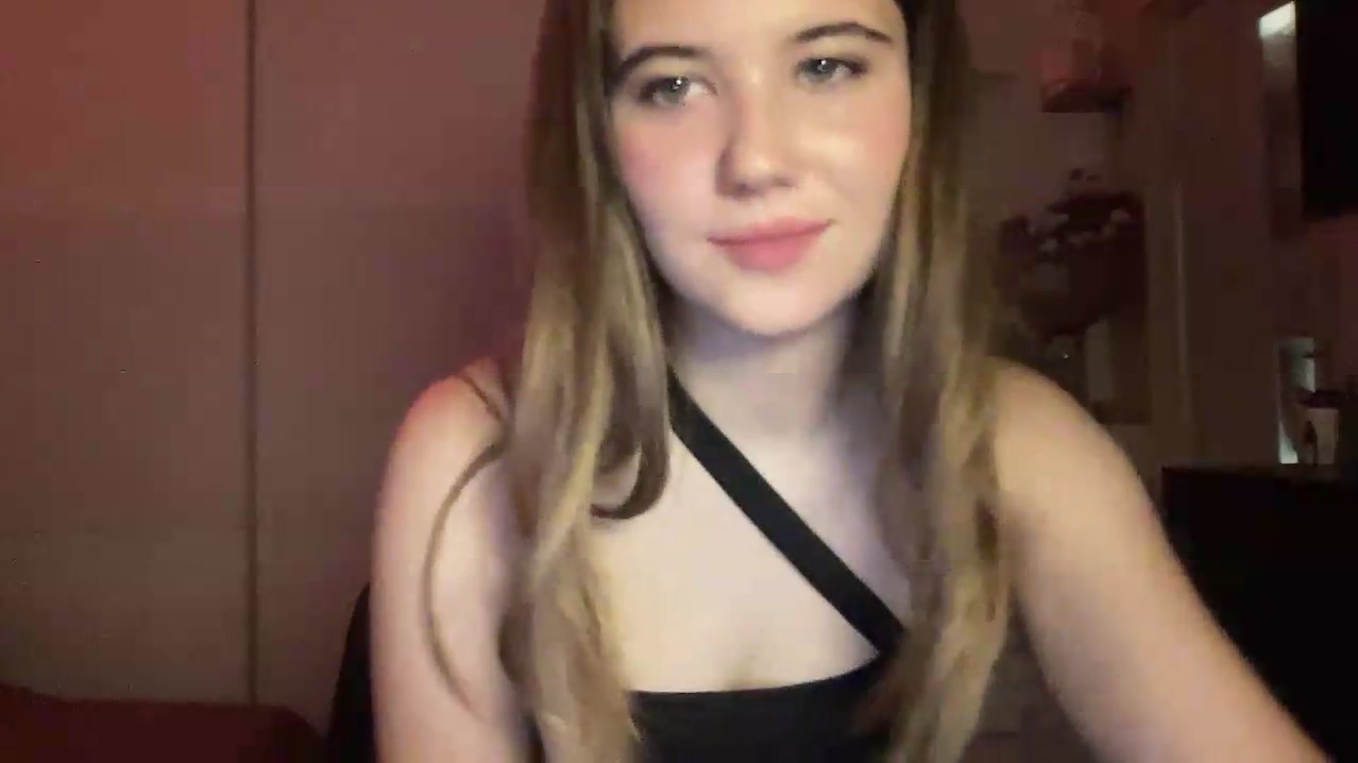 Gallery image thumbnail from Elvira's myfreecams stream on, 07/04/2026, 19:35 image 4 of 20