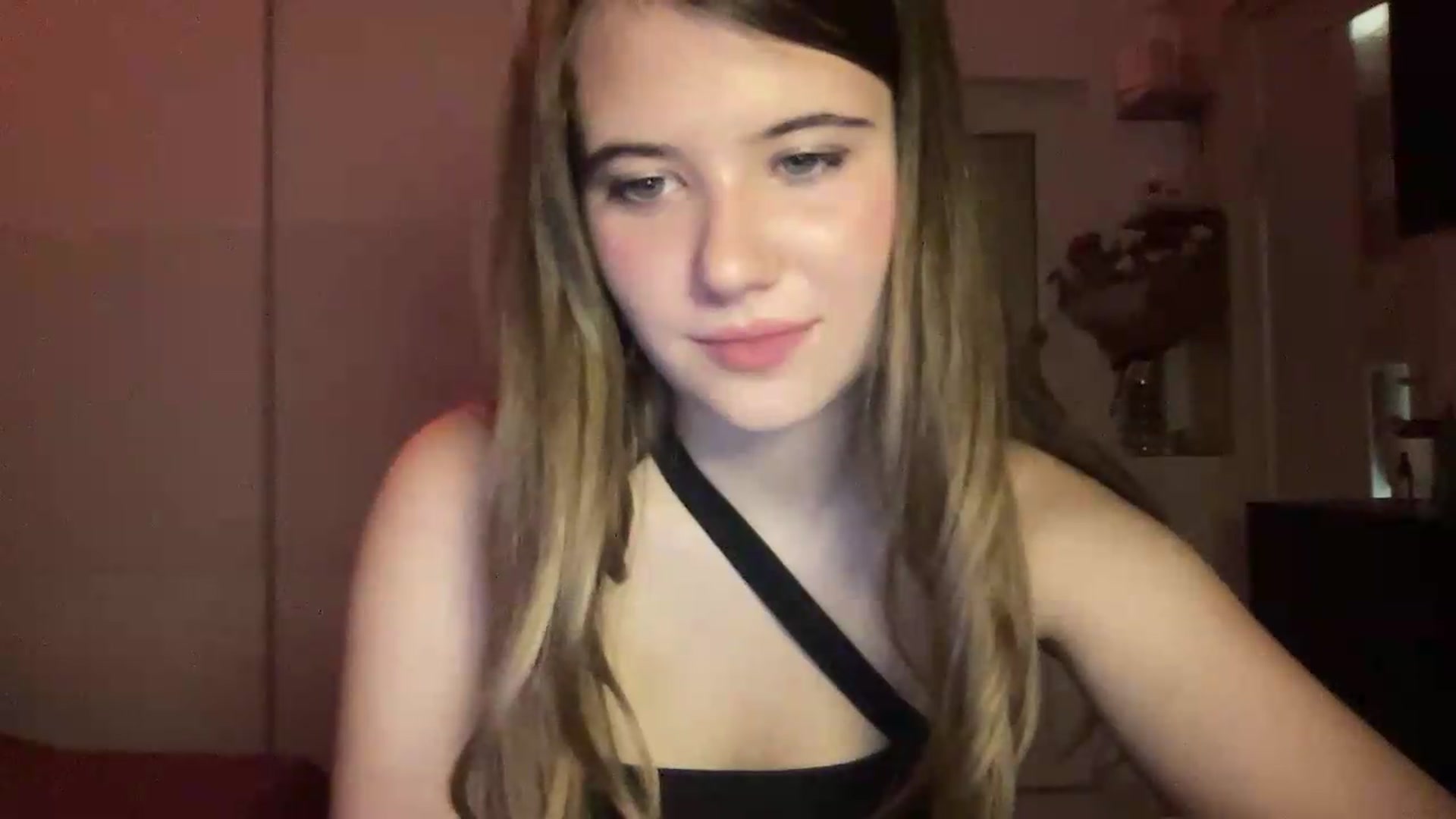 Gallery image thumbnail from Elvira's myfreecams stream on, 07/04/2026, 19:35 image 10 of 20