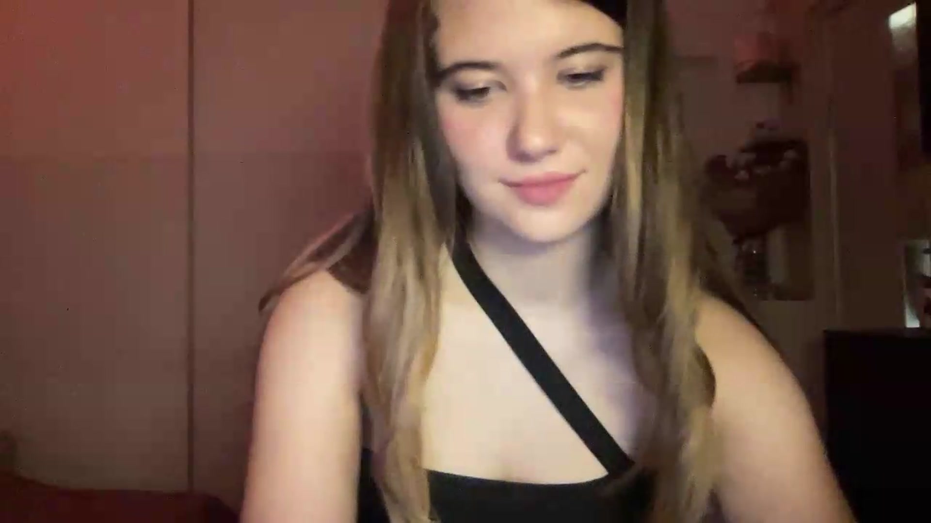 Gallery image thumbnail from Elvira's myfreecams stream on, 07/04/2026, 19:35 image 19 of 20