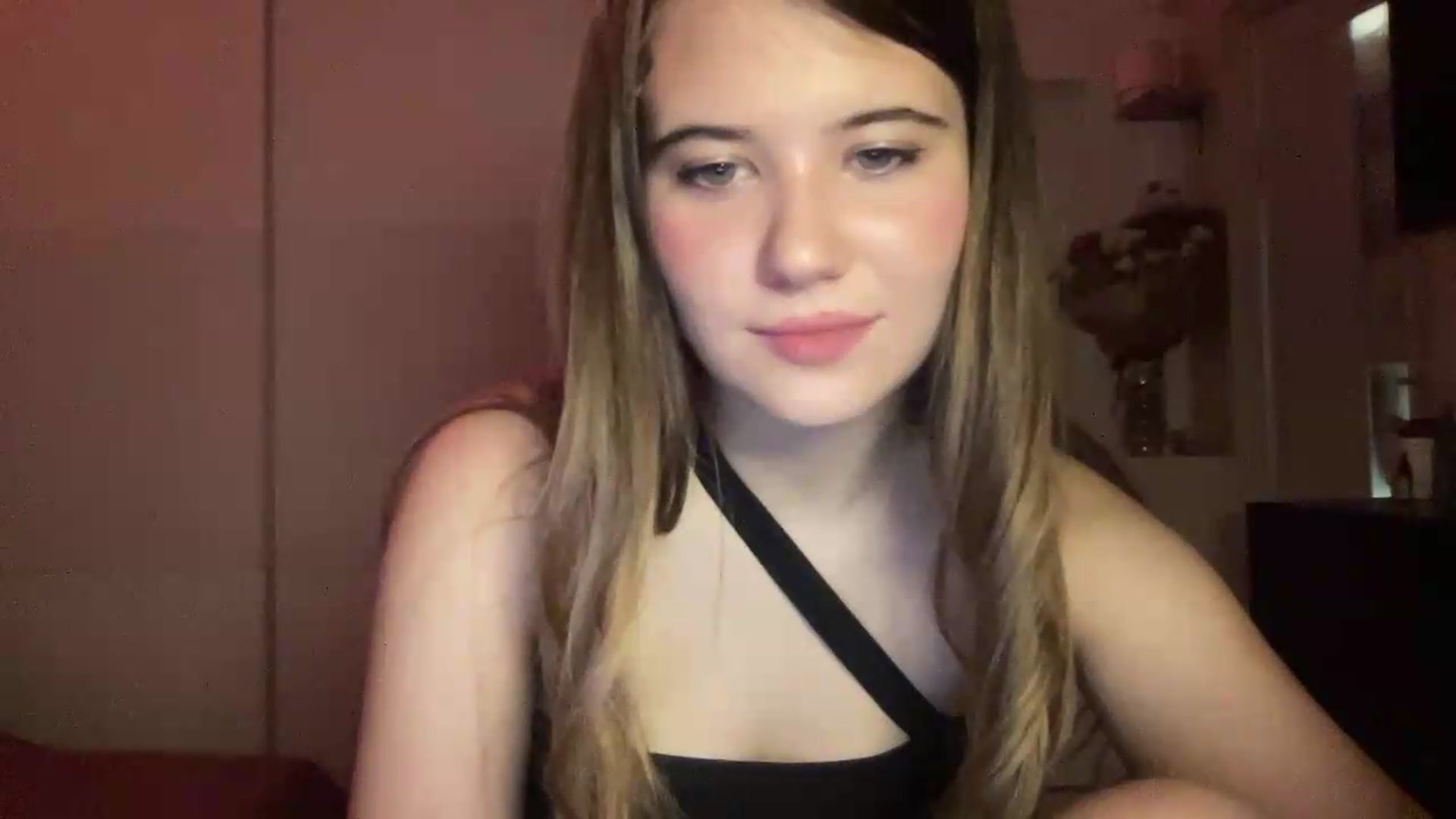 Gallery image thumbnail from Elvira's myfreecams stream on, 07/04/2026, 19:35 image 2 of 20