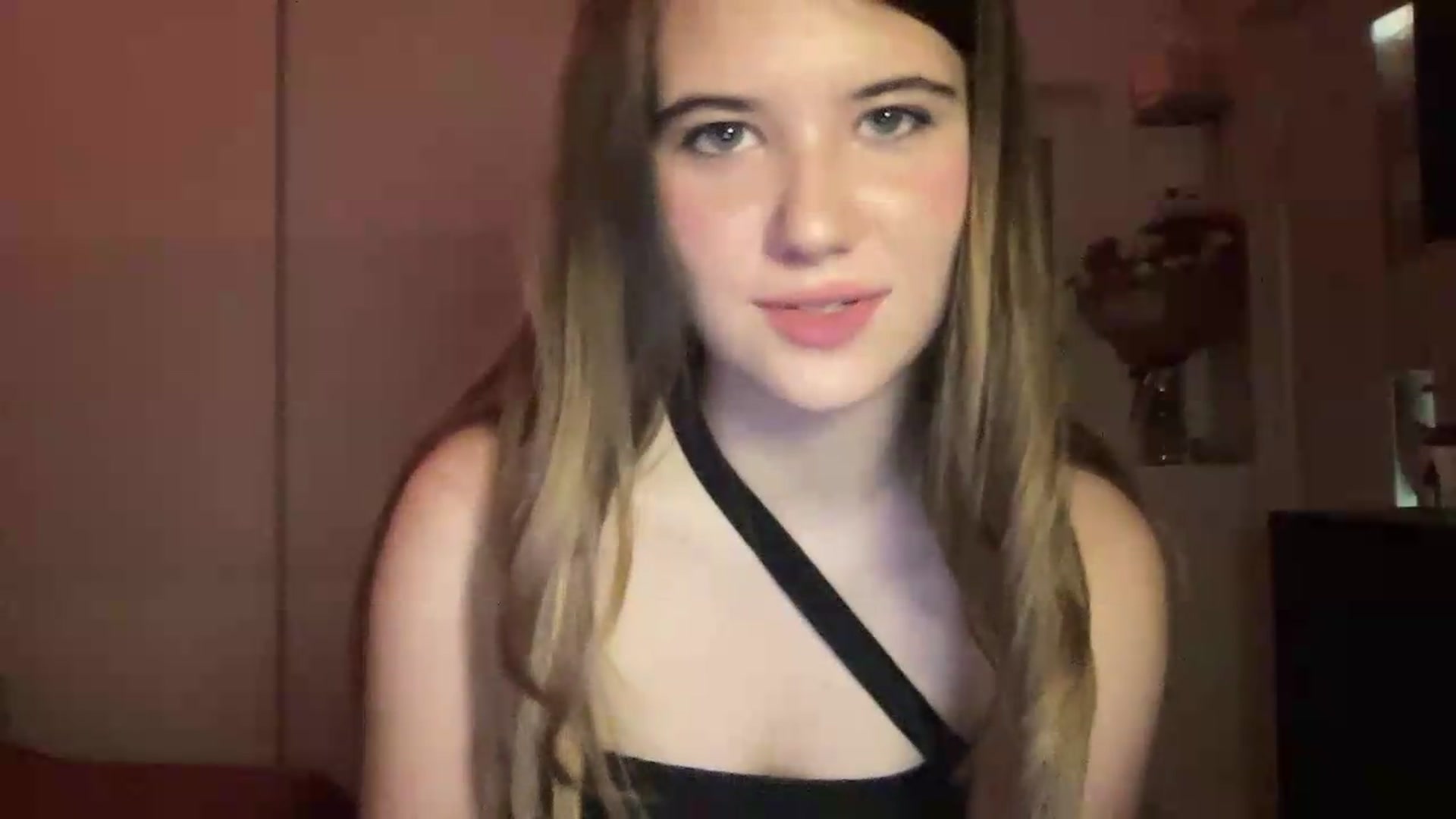 Gallery image thumbnail from Elvira's myfreecams stream on, 07/04/2026, 19:35 image 14 of 20