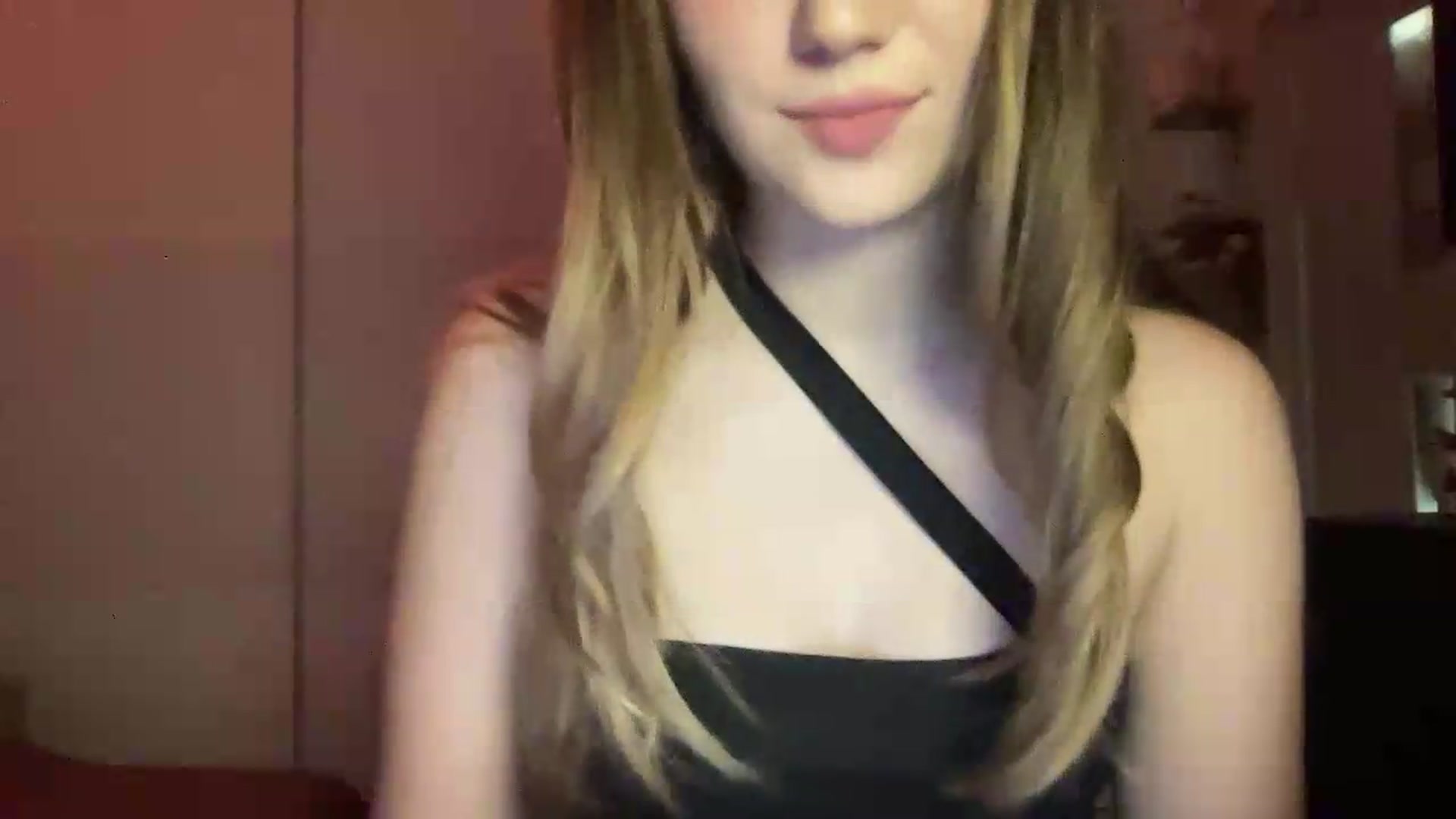 Gallery image thumbnail from Elvira's myfreecams stream on, 07/04/2026, 19:35 image 18 of 20