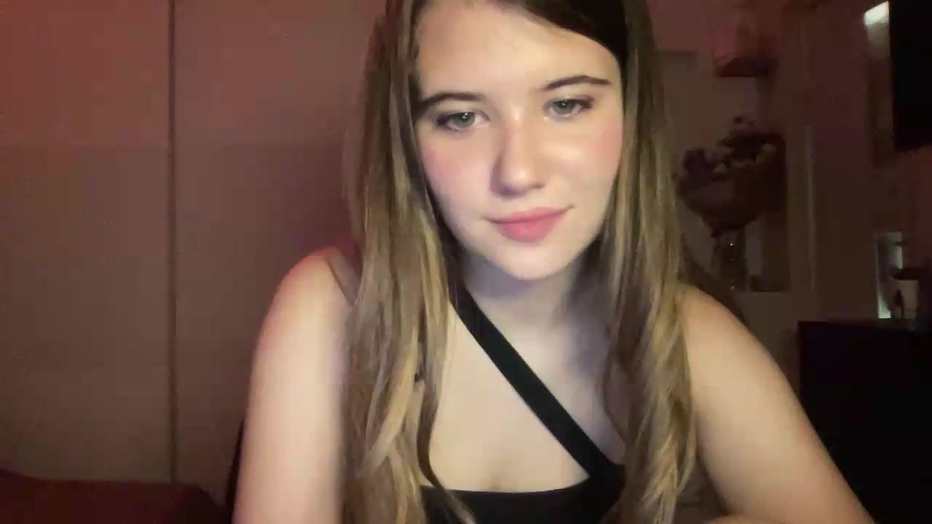 Gallery image thumbnail from Elvira's myfreecams stream on, 07/04/2026, 19:35 image 5 of 20