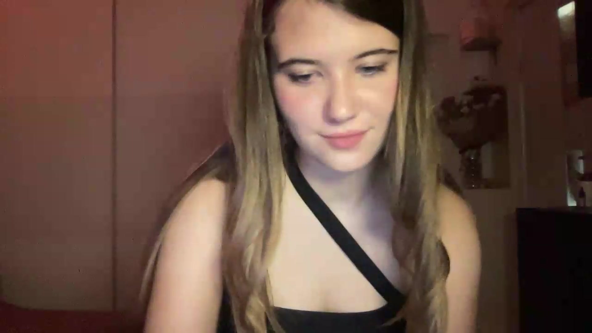 Gallery image thumbnail from Elvira's myfreecams stream on, 07/04/2026, 19:35 image 17 of 20