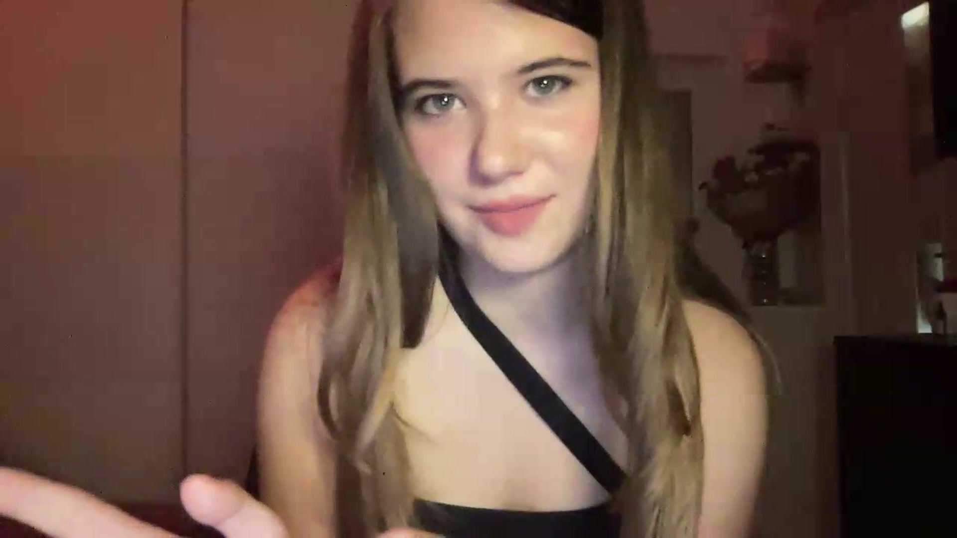 Gallery image thumbnail from Elvira's myfreecams stream on, 07/04/2026, 19:35 image 15 of 20