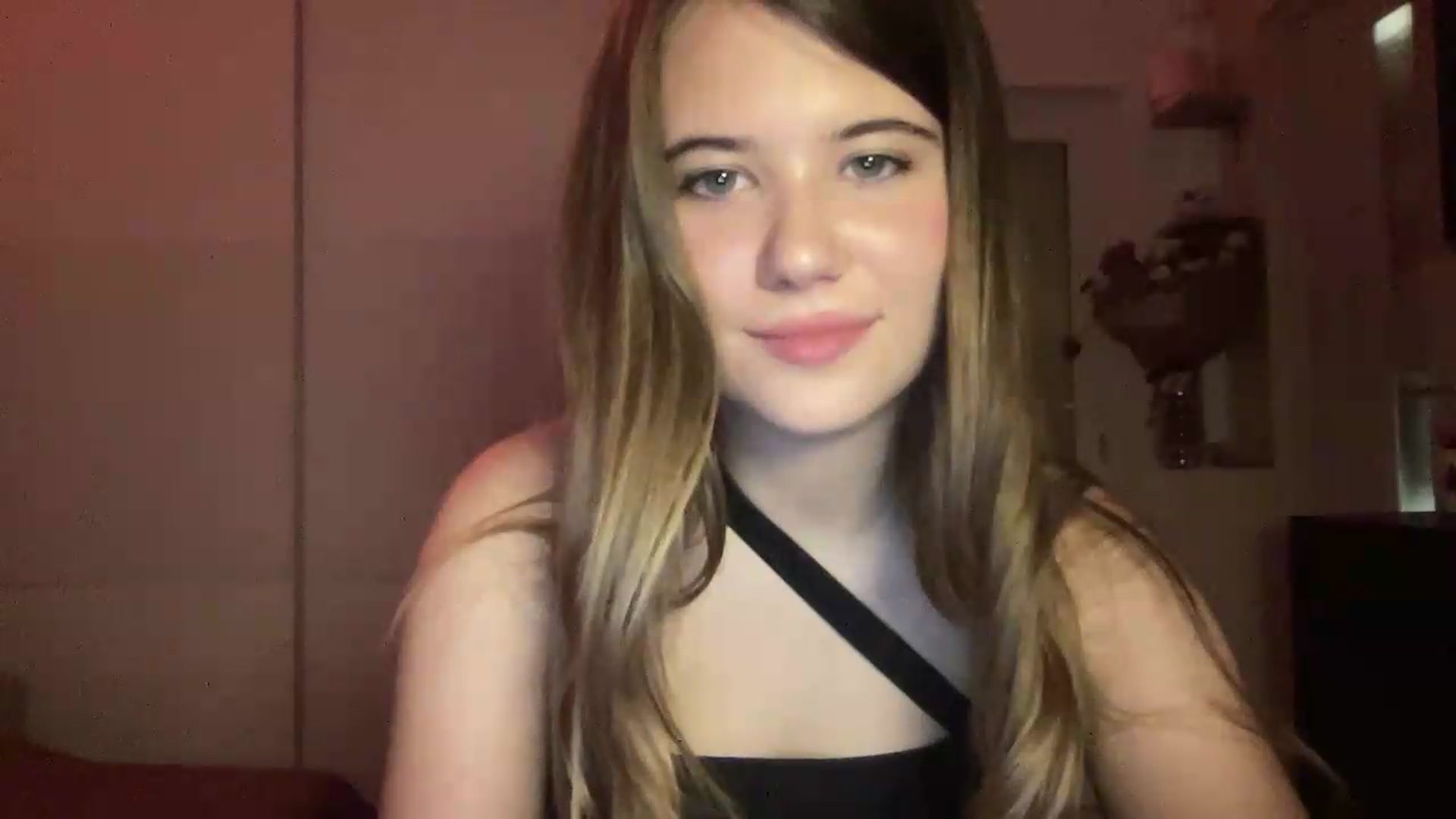 Gallery image thumbnail from Elvira's myfreecams stream on, 07/04/2026, 21:07 image 19 of 20