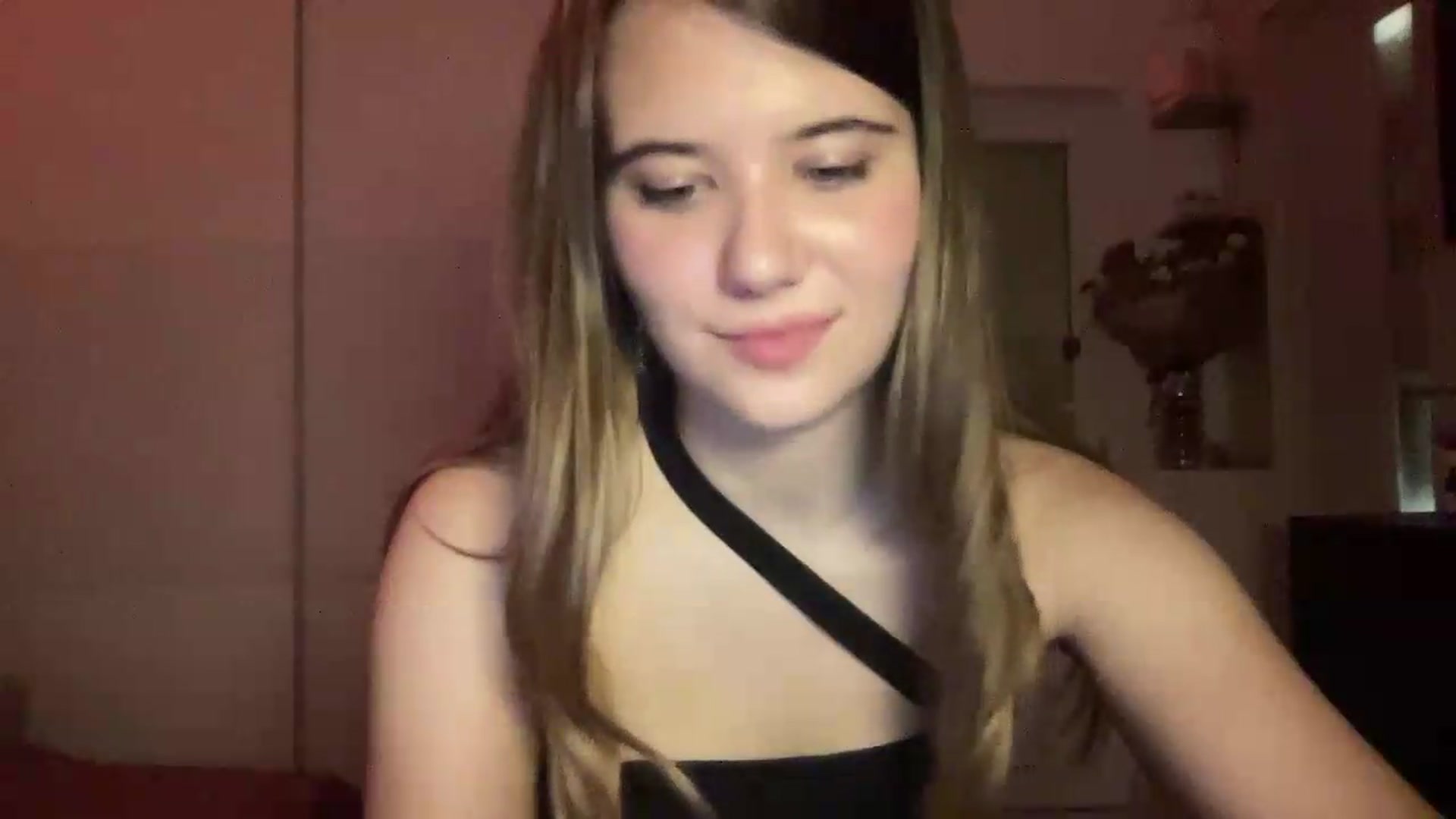 Gallery image thumbnail from Elvira's myfreecams stream on, 07/04/2026, 21:07 image 10 of 20