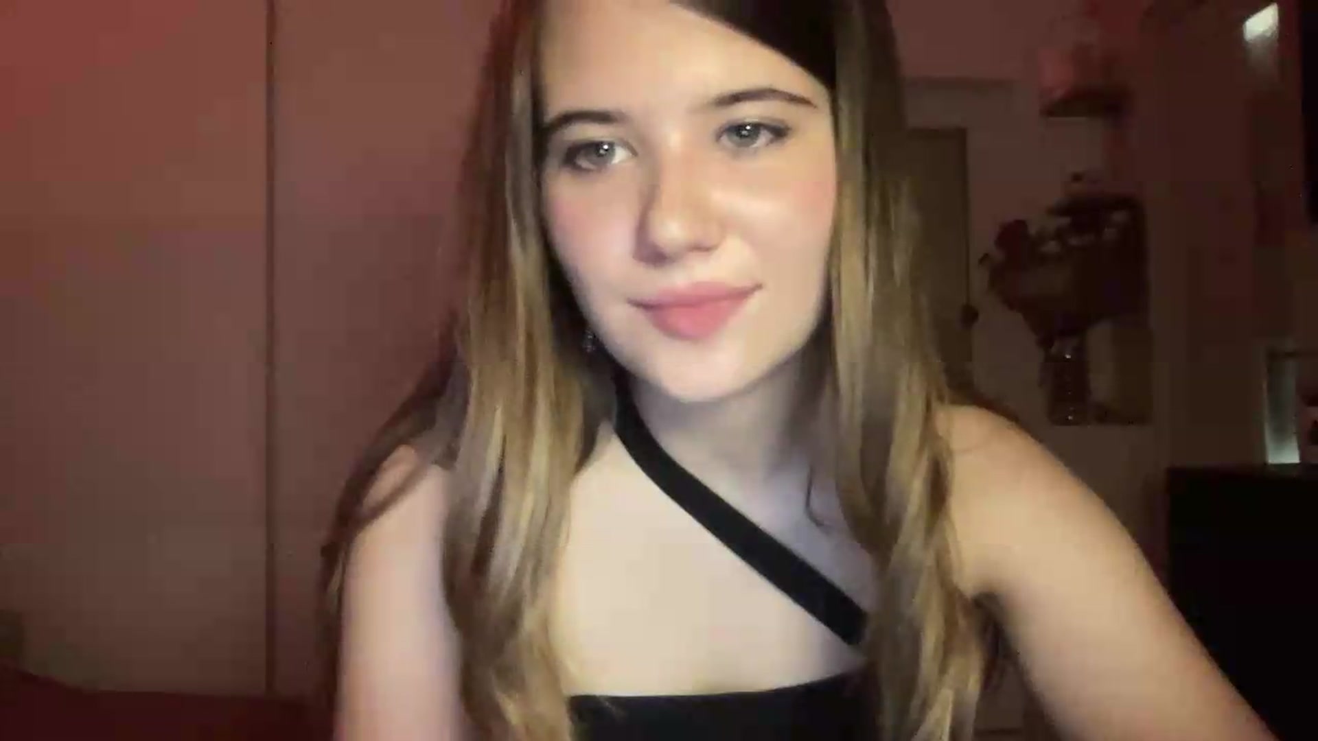Gallery image thumbnail from Elvira's myfreecams stream on, 07/04/2026, 21:07 image 7 of 20