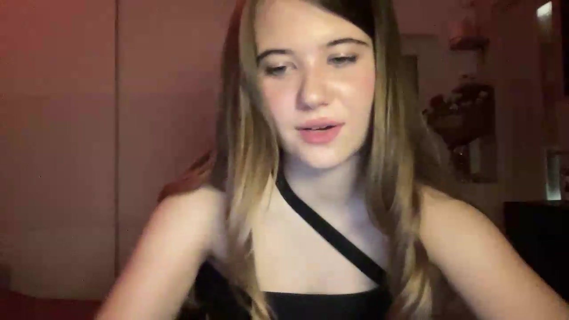 Gallery image thumbnail from Elvira's myfreecams stream on, 07/04/2026, 21:07 image 15 of 20