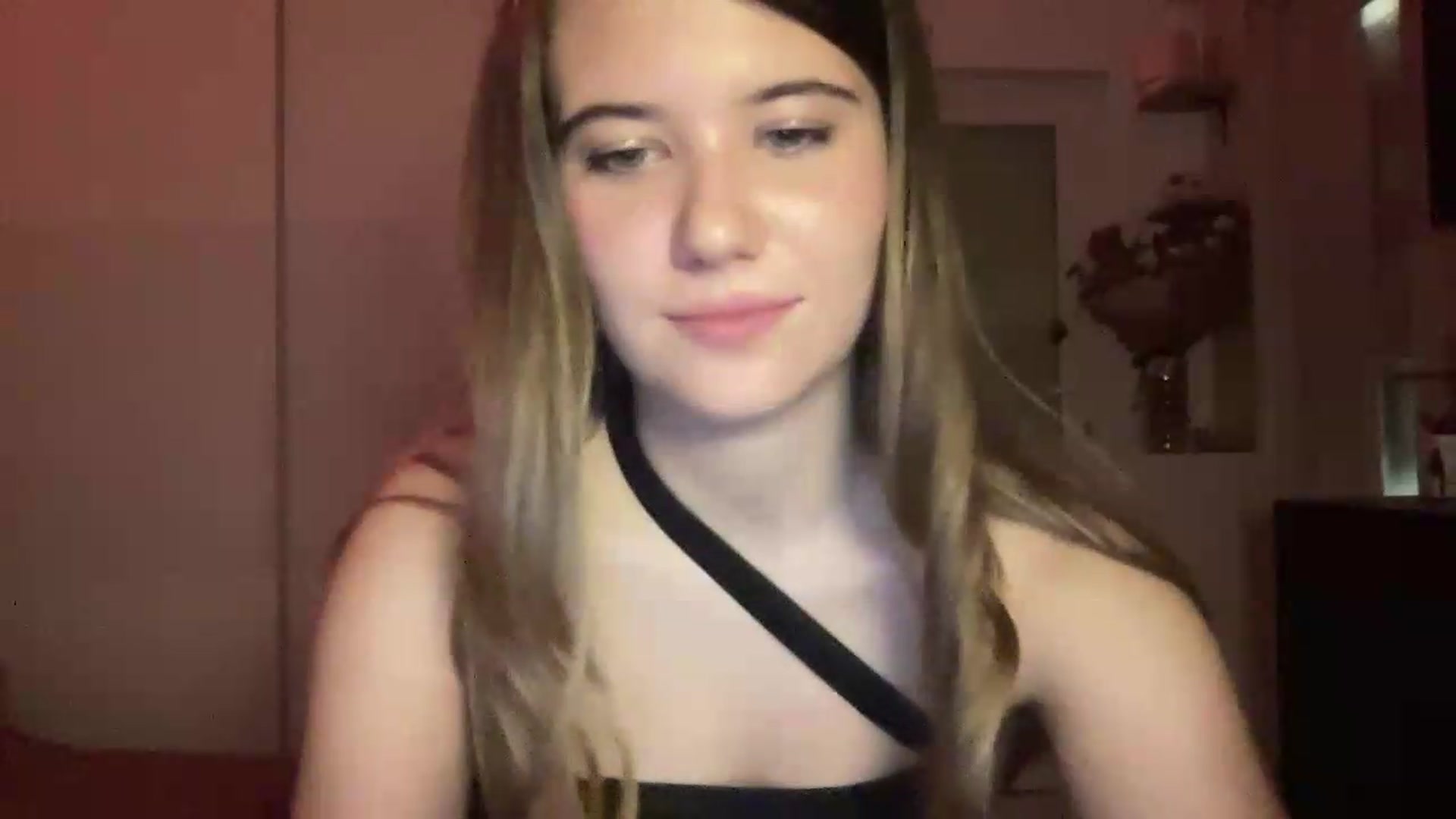 Gallery image thumbnail from Elvira's myfreecams stream on, 07/05/2026, 24:46 image 3 of 20