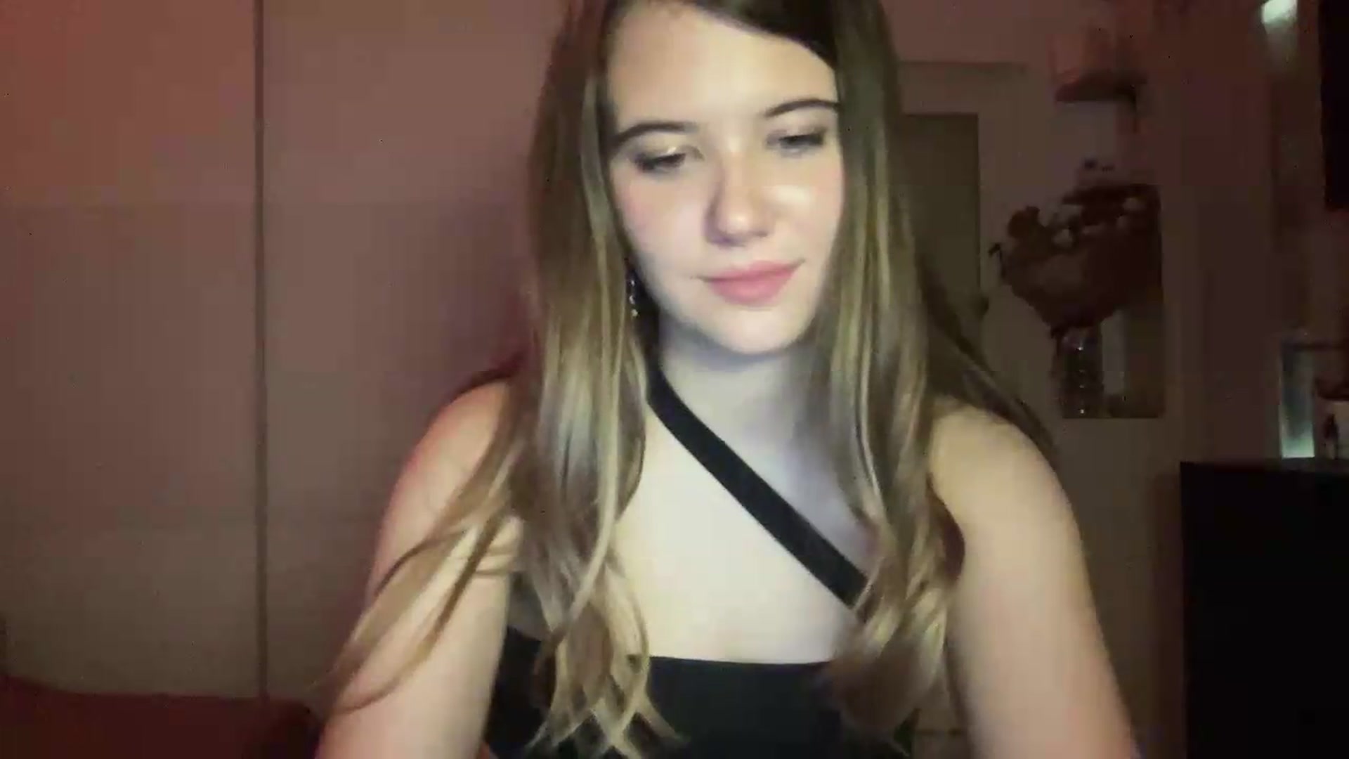 Gallery image thumbnail from Elvira's myfreecams stream on, 07/05/2026, 24:46 image 14 of 20