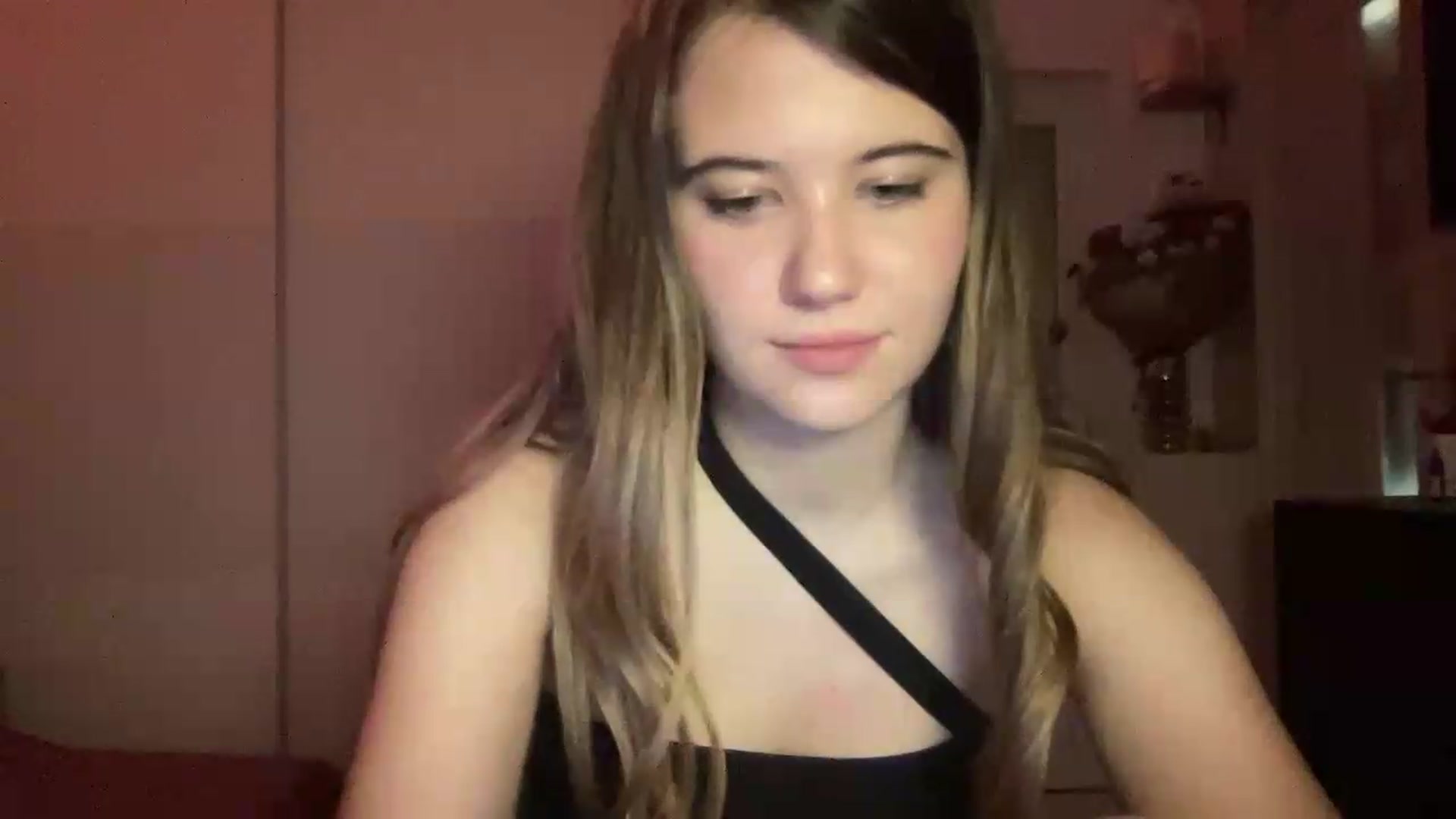 Gallery image thumbnail from Elvira's myfreecams stream on, 07/05/2026, 24:46 image 2 of 20