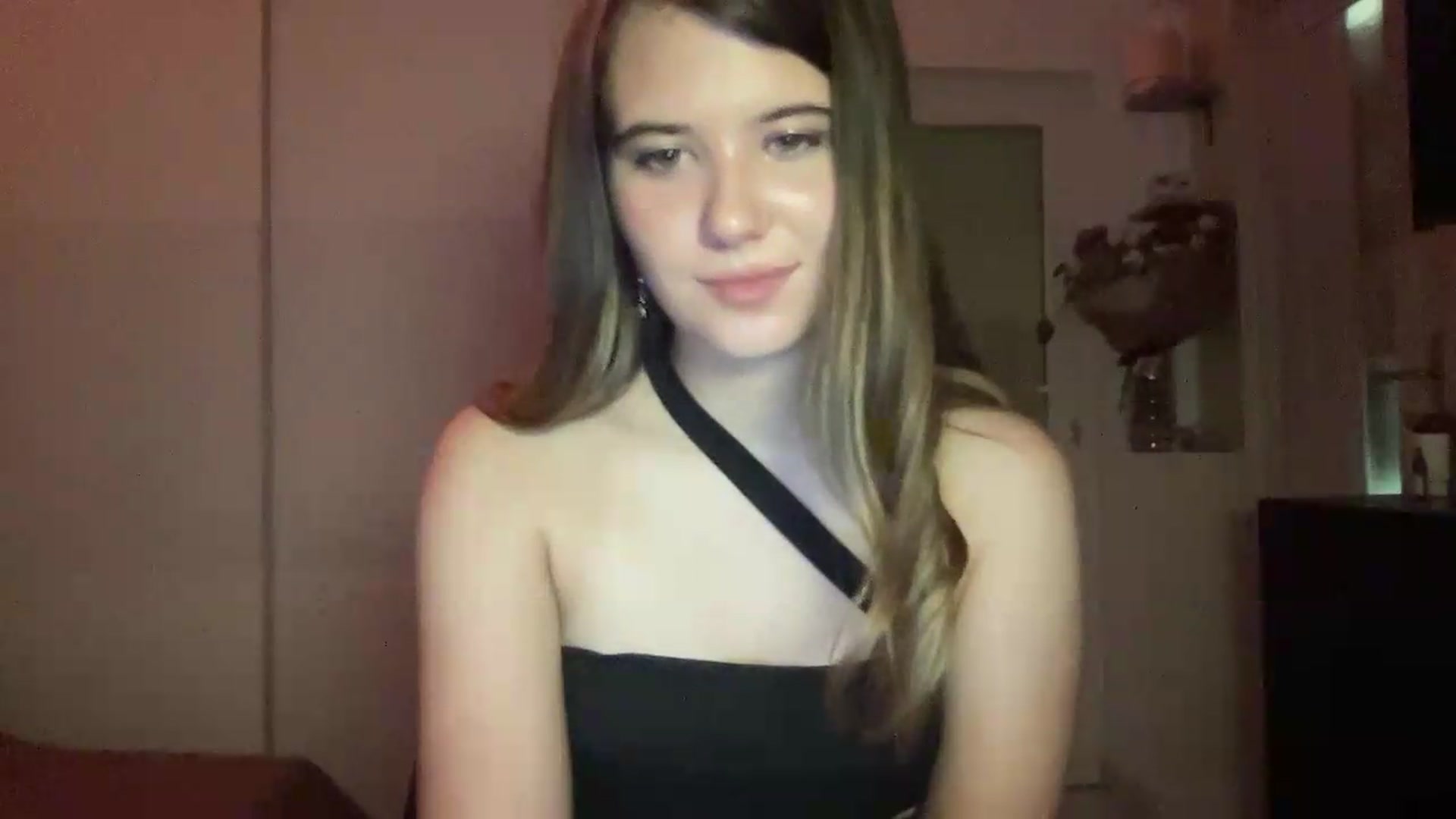 Gallery image thumbnail from Elvira's myfreecams stream on, 07/05/2026, 24:46 image 17 of 20