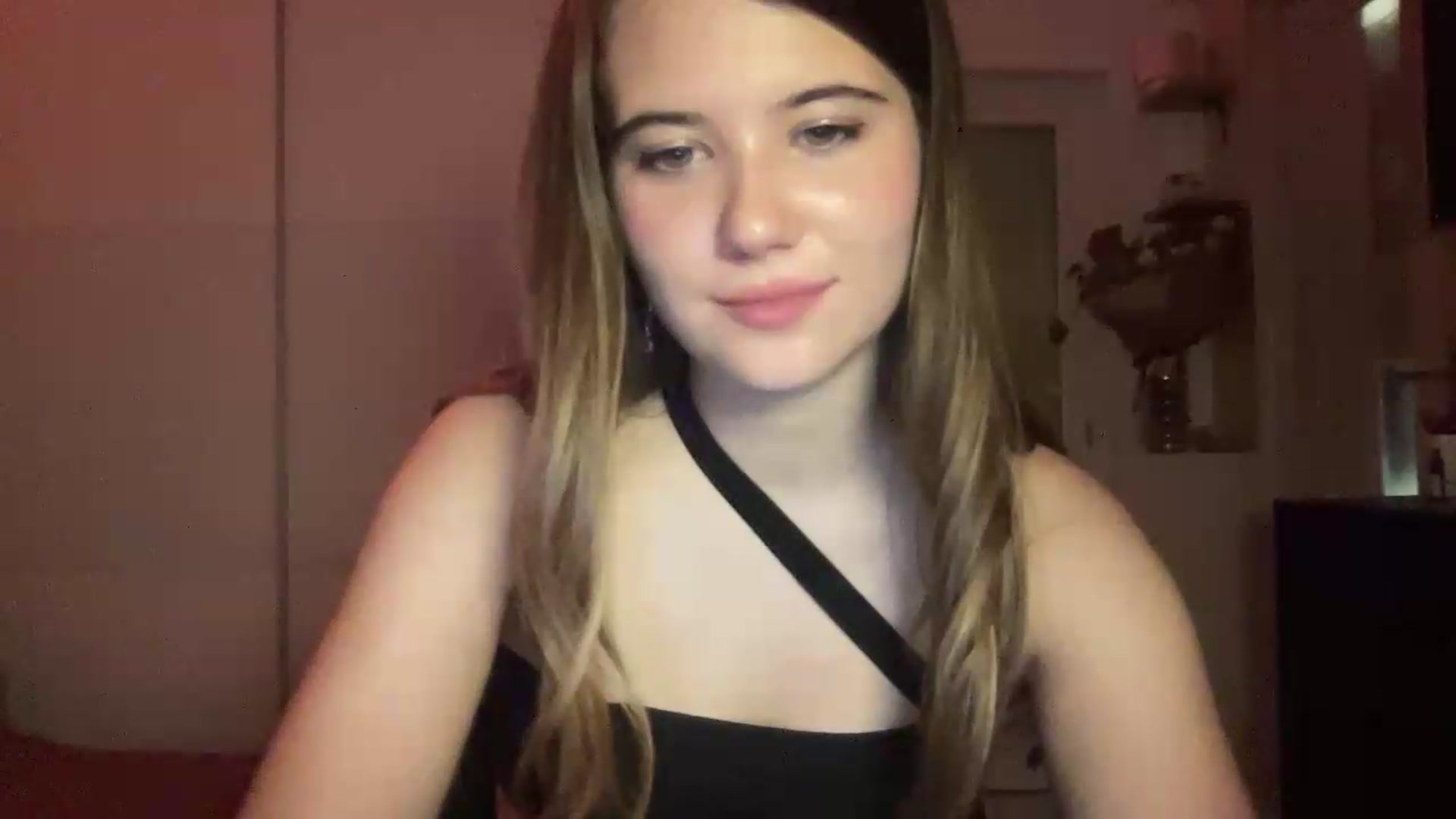 Gallery image thumbnail from Elvira's myfreecams stream on, 07/05/2026, 24:46 image 4 of 20