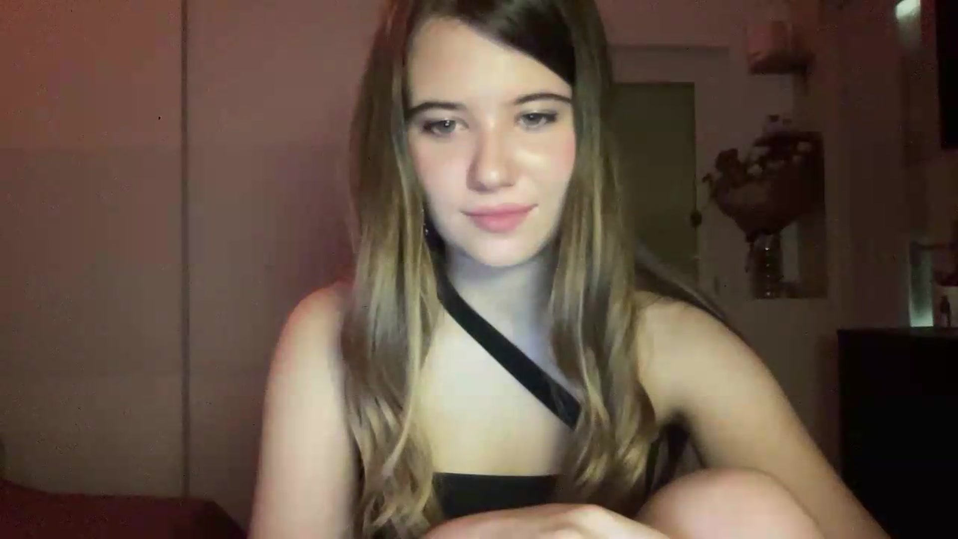 Gallery image thumbnail from Elvira's myfreecams stream on, 07/05/2026, 24:46 image 11 of 20