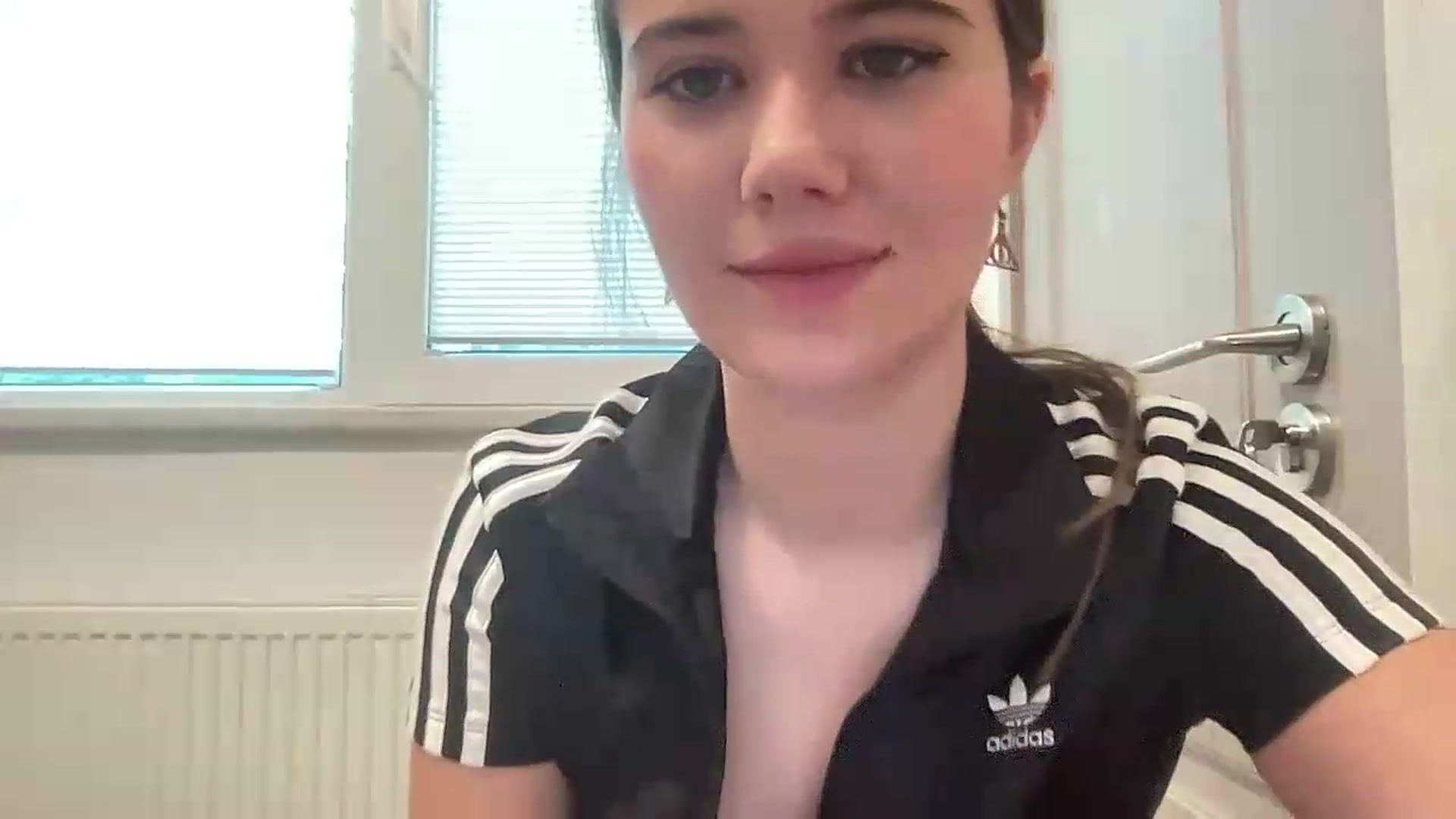 Gallery image thumbnail from Elvira's myfreecams stream on, 08/04/2026, 06:35 image 13 of 20