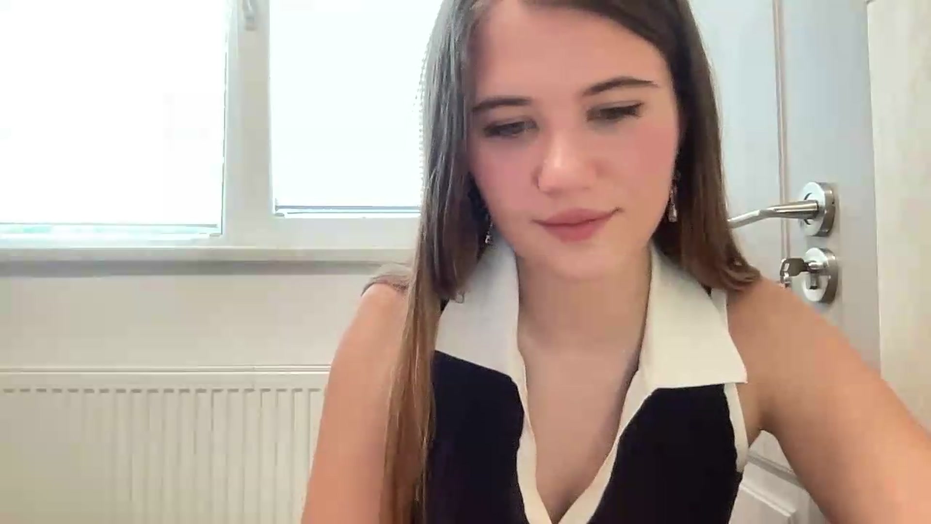 Gallery image thumbnail from Elvira's myfreecams stream on, 08/08/2026, 15:00 image 15 of 20