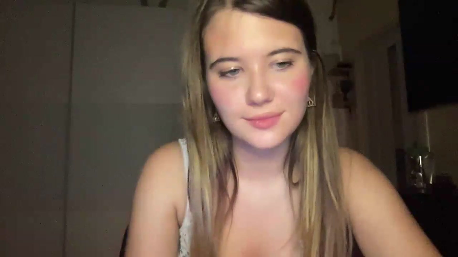 Gallery image thumbnail from Elvira's myfreecams stream on, 09/10/2026, 24:38 image 14 of 20