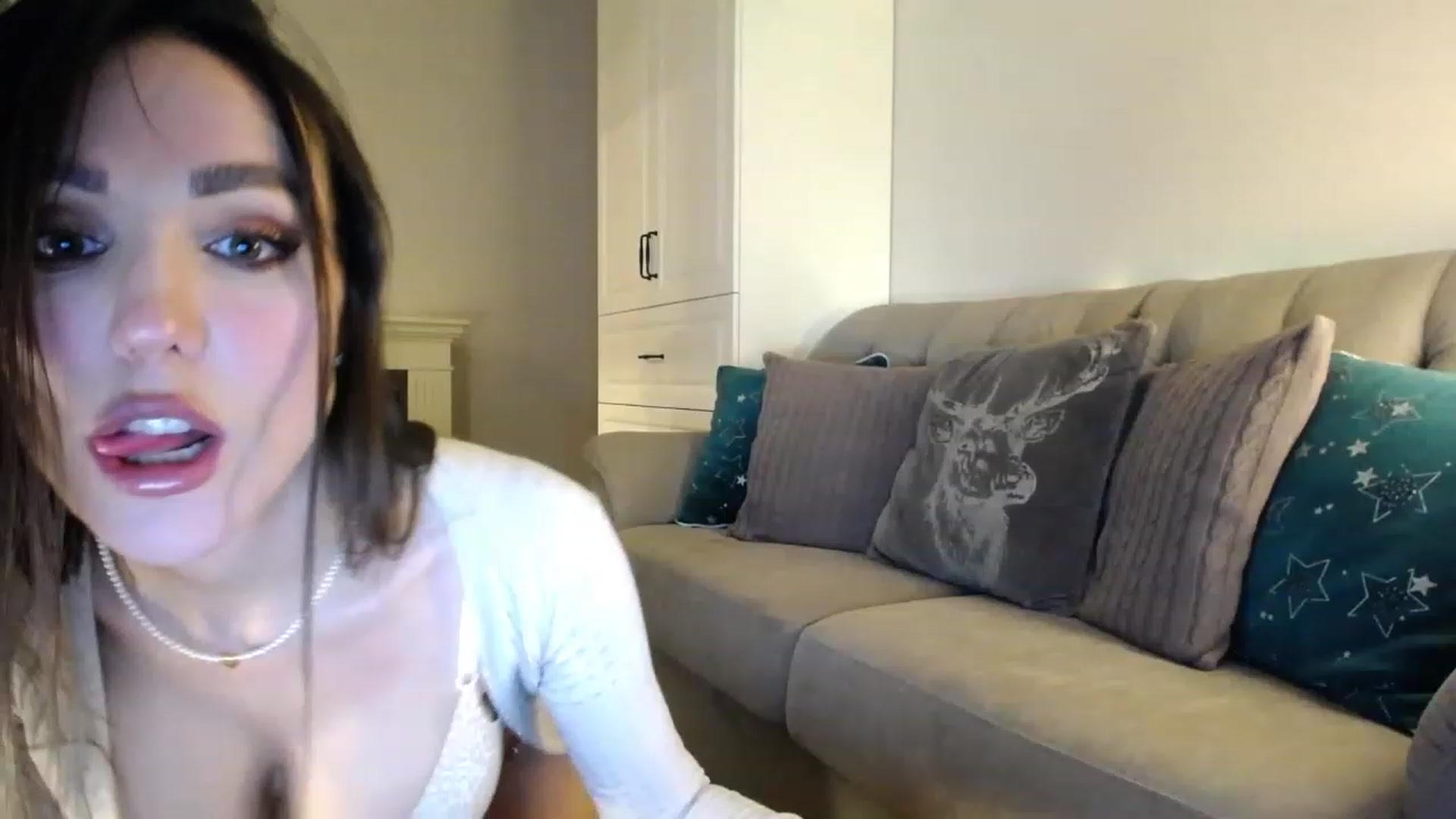 Gallery image thumbnail from Elysewine's myfreecams stream on, 12/10/2022, 07:11 image 1 of 20
