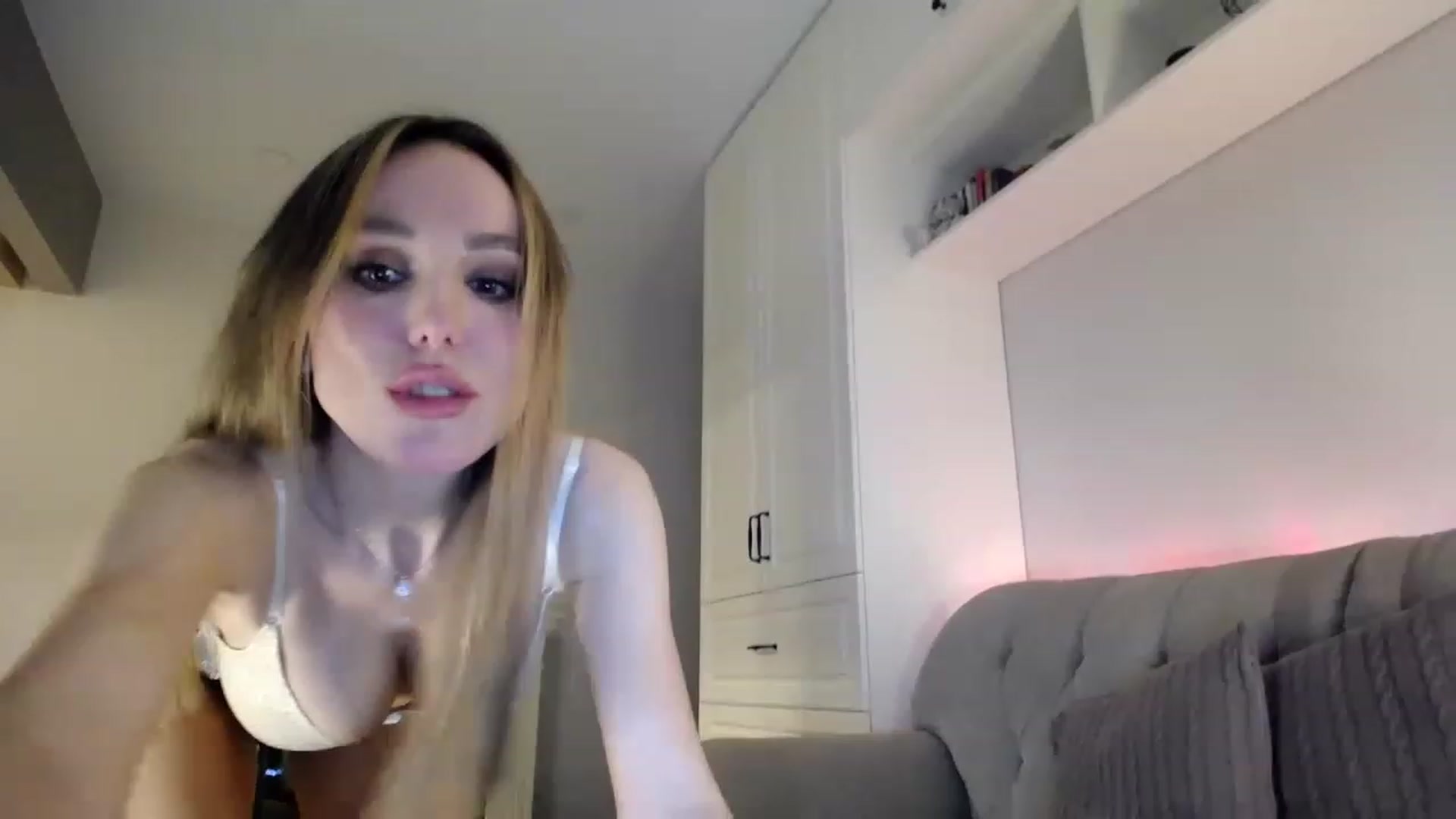 Gallery image thumbnail from Elysewine's myfreecams stream on, 03/18/2023, 05:21 image 18 of 20