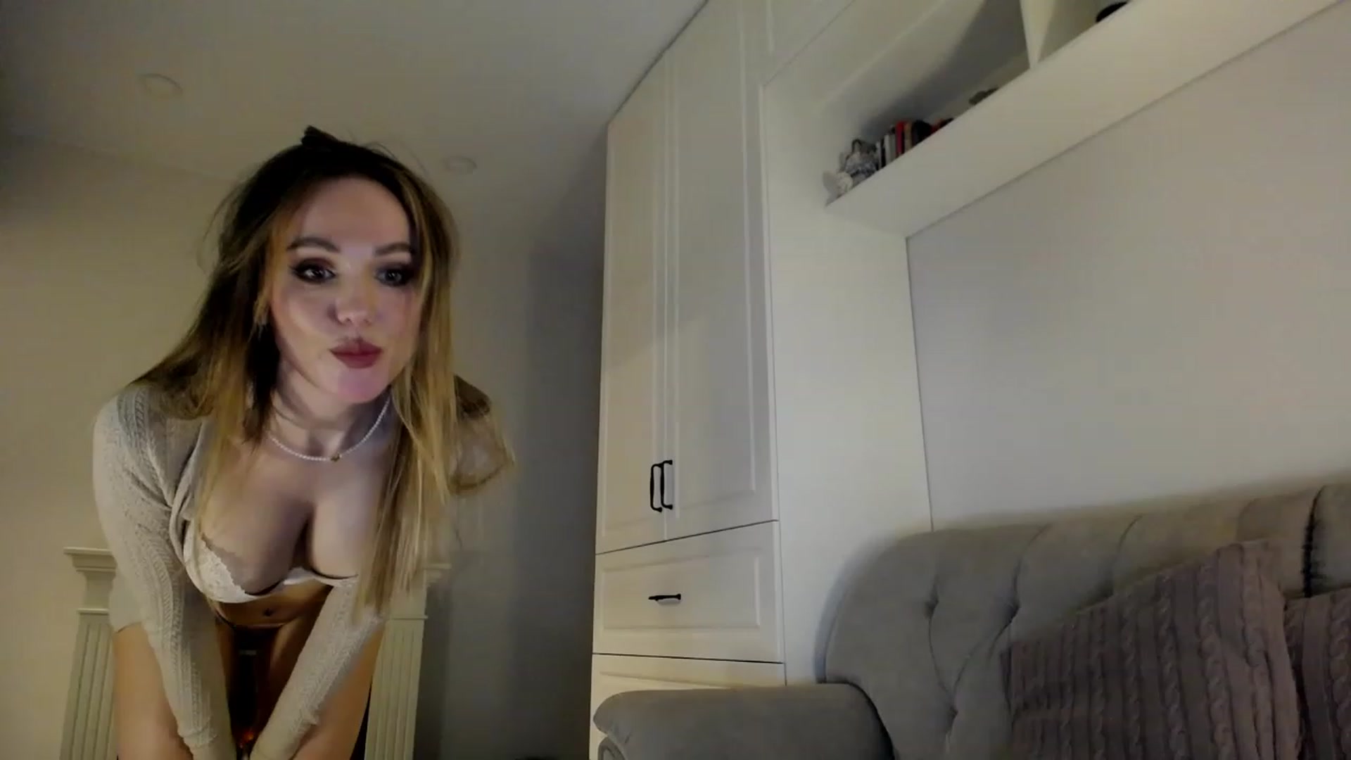 Gallery image thumbnail from Elysewine's myfreecams stream on, 04/01/2023, 06:18 image 18 of 20
