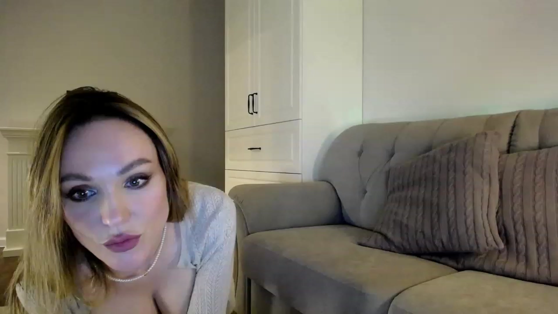 Gallery image thumbnail from Elysewine's myfreecams stream on, 04/01/2023, 06:18 image 15 of 20