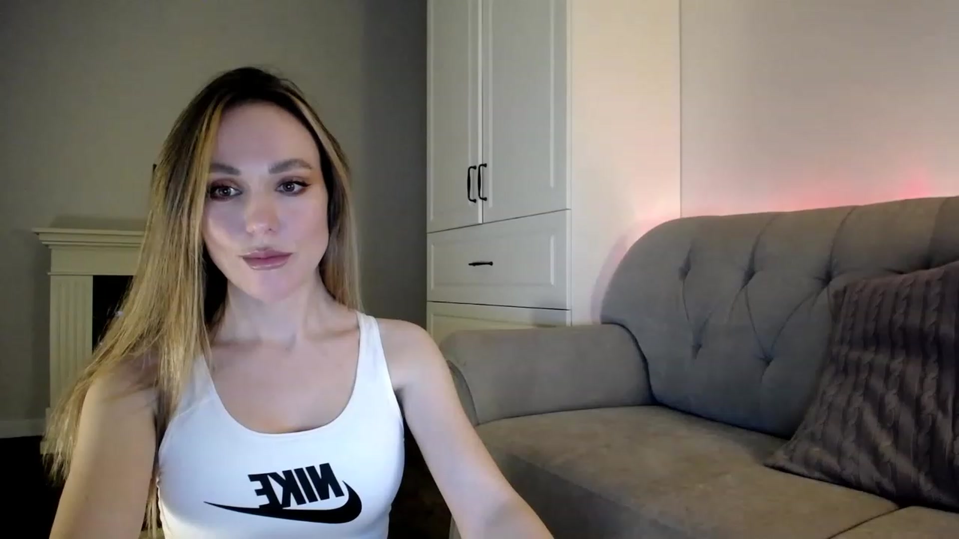 Gallery image thumbnail from Elysewine's myfreecams stream on, 04/02/2023, 05:47 image 17 of 20