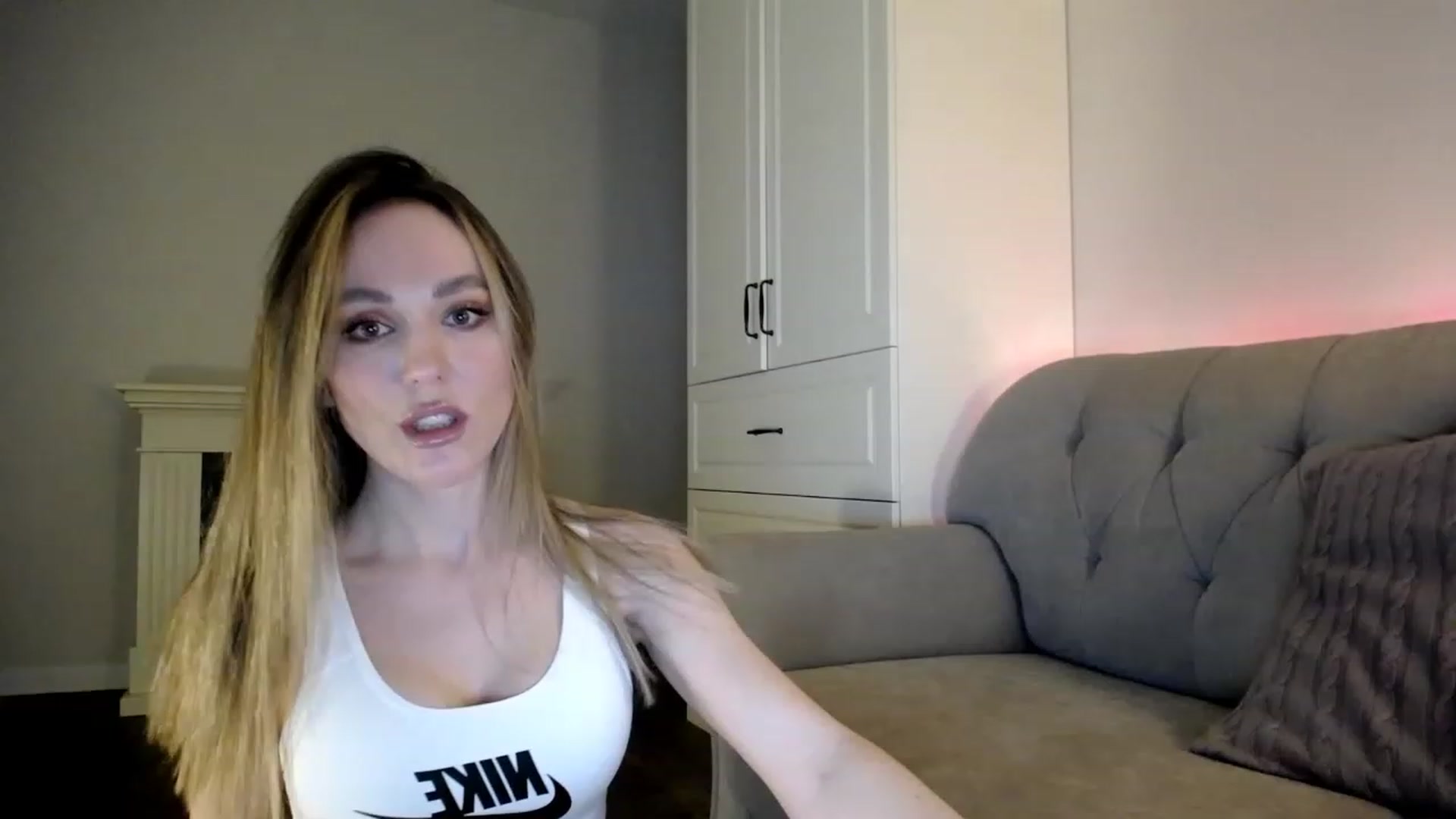 Gallery image thumbnail from Elysewine's myfreecams stream on, 04/02/2023, 05:47 image 3 of 20