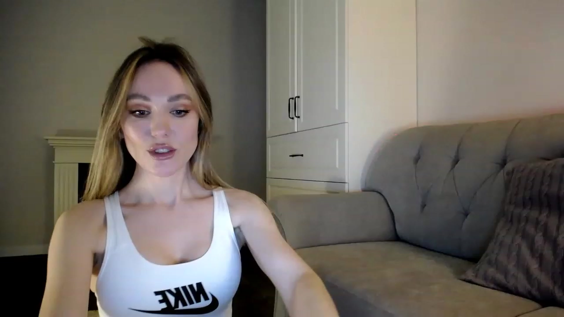 Gallery image thumbnail from Elysewine's myfreecams stream on, 04/02/2023, 05:47 image 2 of 20