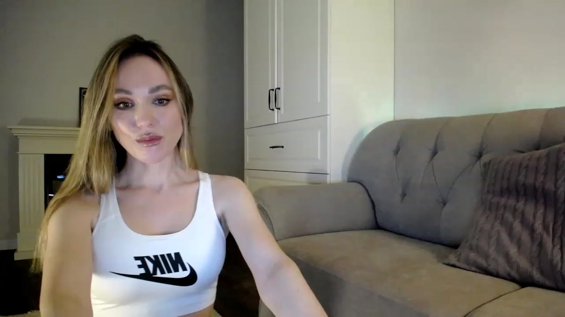 Gallery image thumbnail from Elysewine's myfreecams stream on, 04/02/2023, 05:47 image 12 of 20