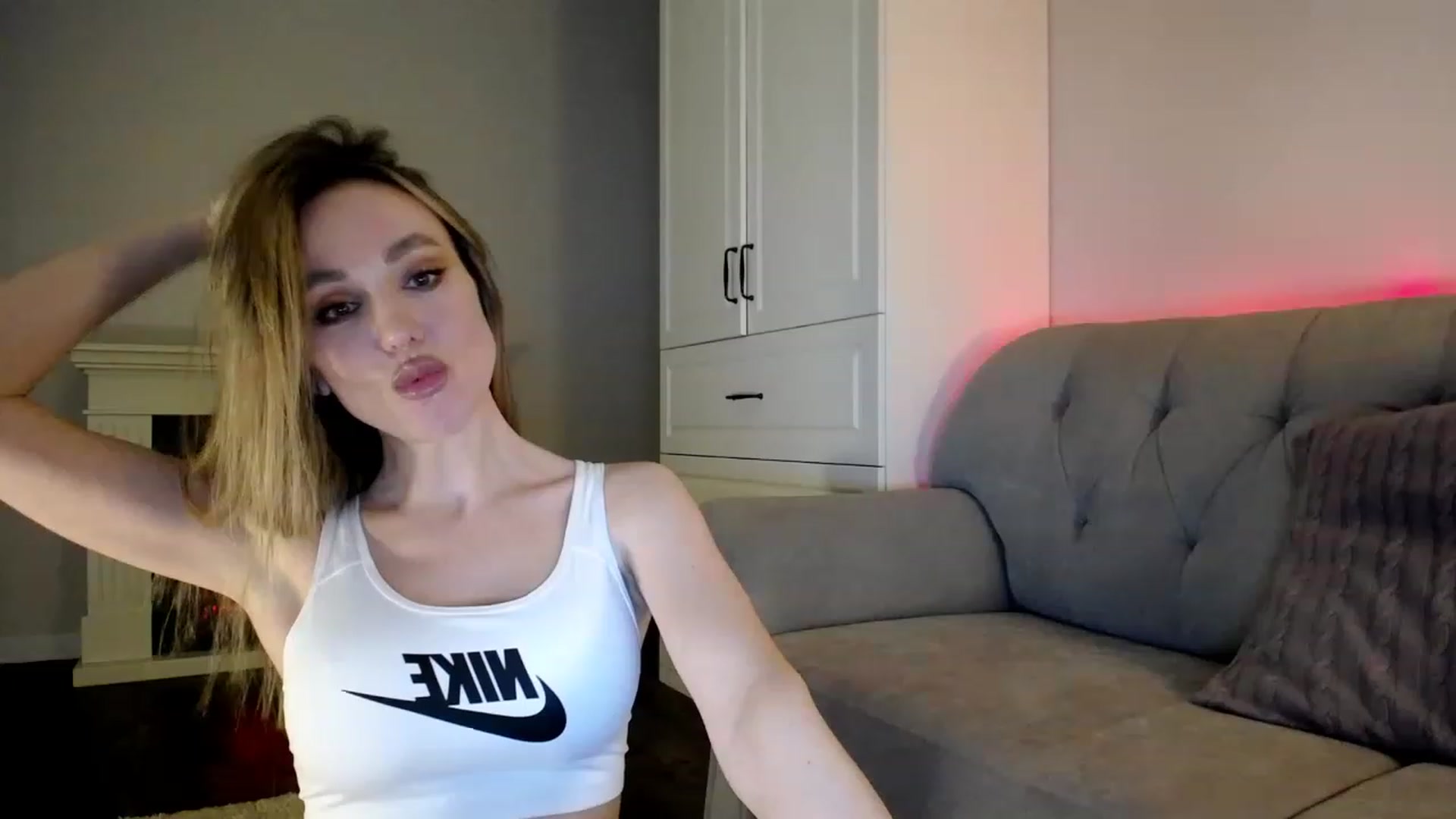 Gallery image thumbnail from Elysewine's myfreecams stream on, 04/02/2023, 05:47 image 16 of 20