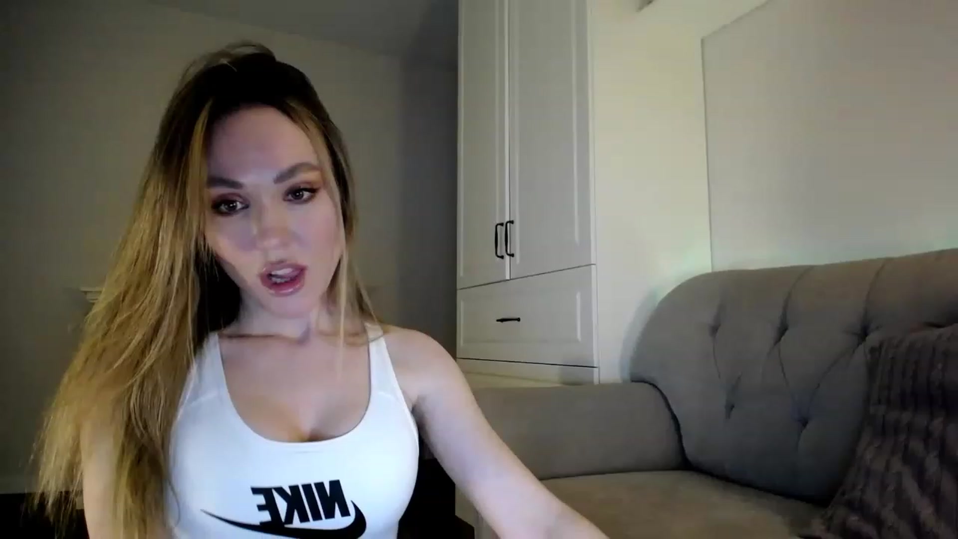 Gallery image thumbnail from Elysewine's myfreecams stream on, 04/02/2023, 05:47 image 5 of 20
