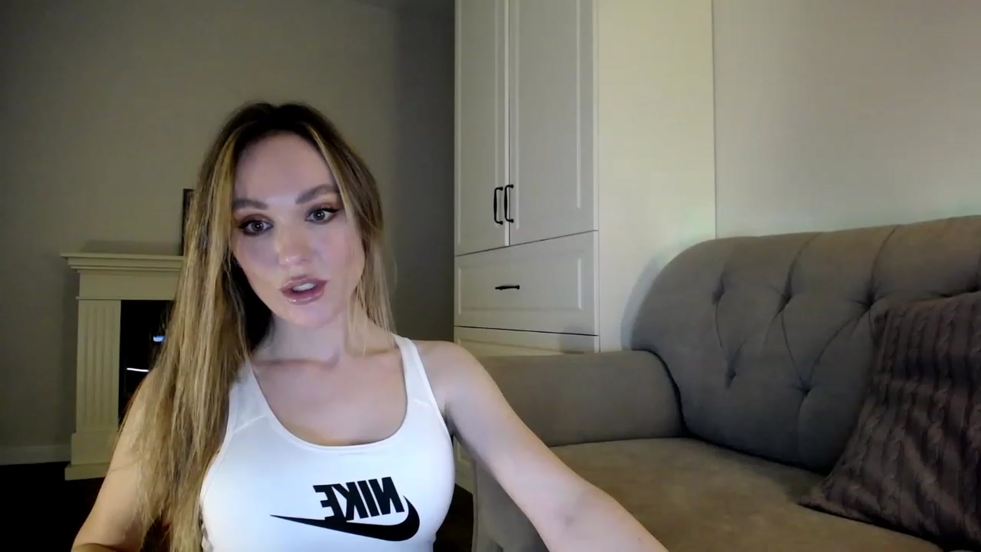 Gallery image thumbnail from Elysewine's myfreecams stream on, 04/02/2023, 05:47 image 8 of 20